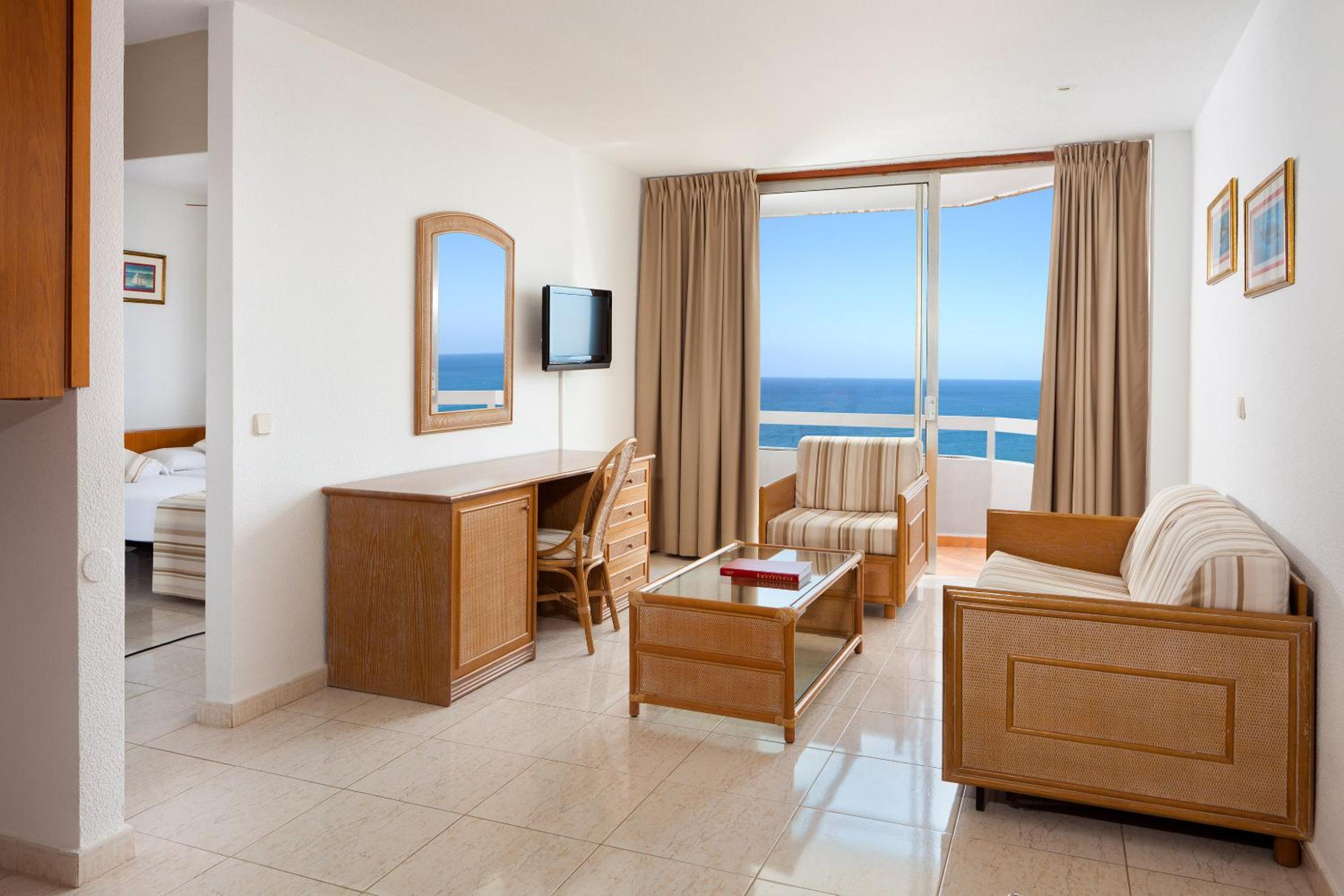Habitación con sala de estar separada