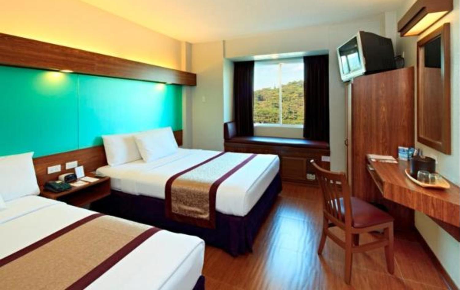 Queen Room with Two Queen Beds - Non-Smoking - Photo 4