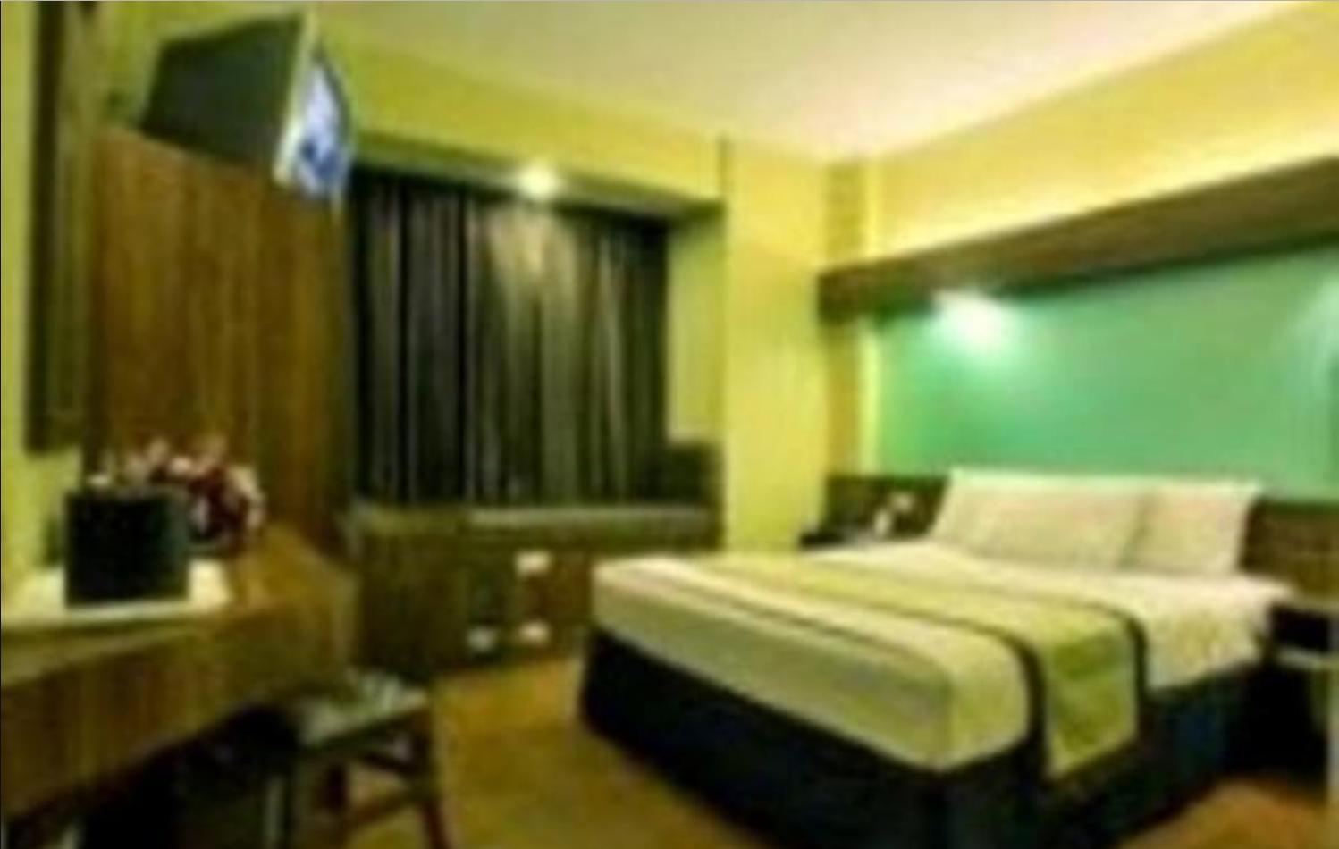 Queen Room - Non-Smoking - Photo 6
