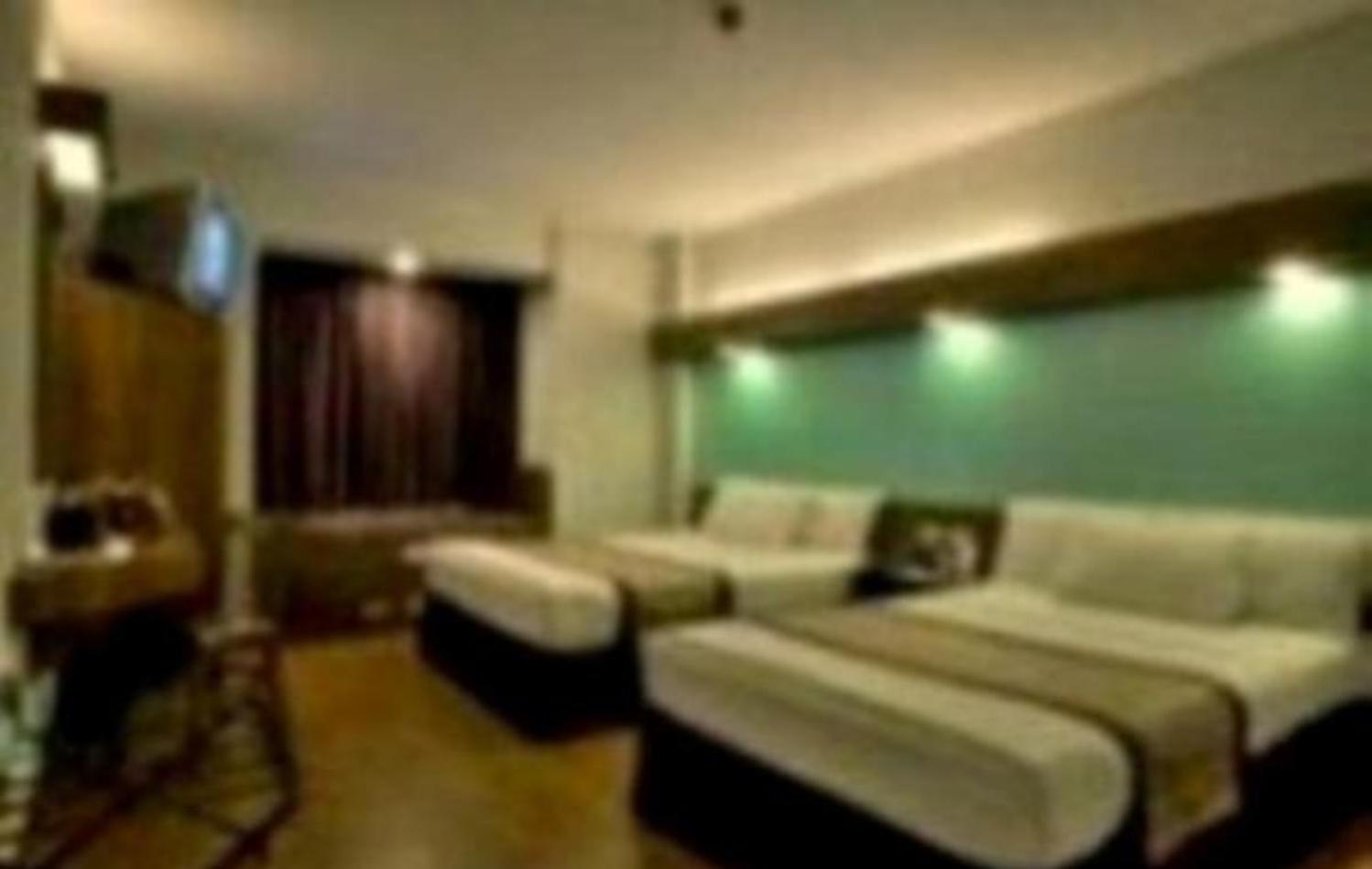Queen Room with Two Queen Beds - Non-Smoking - Photo 5
