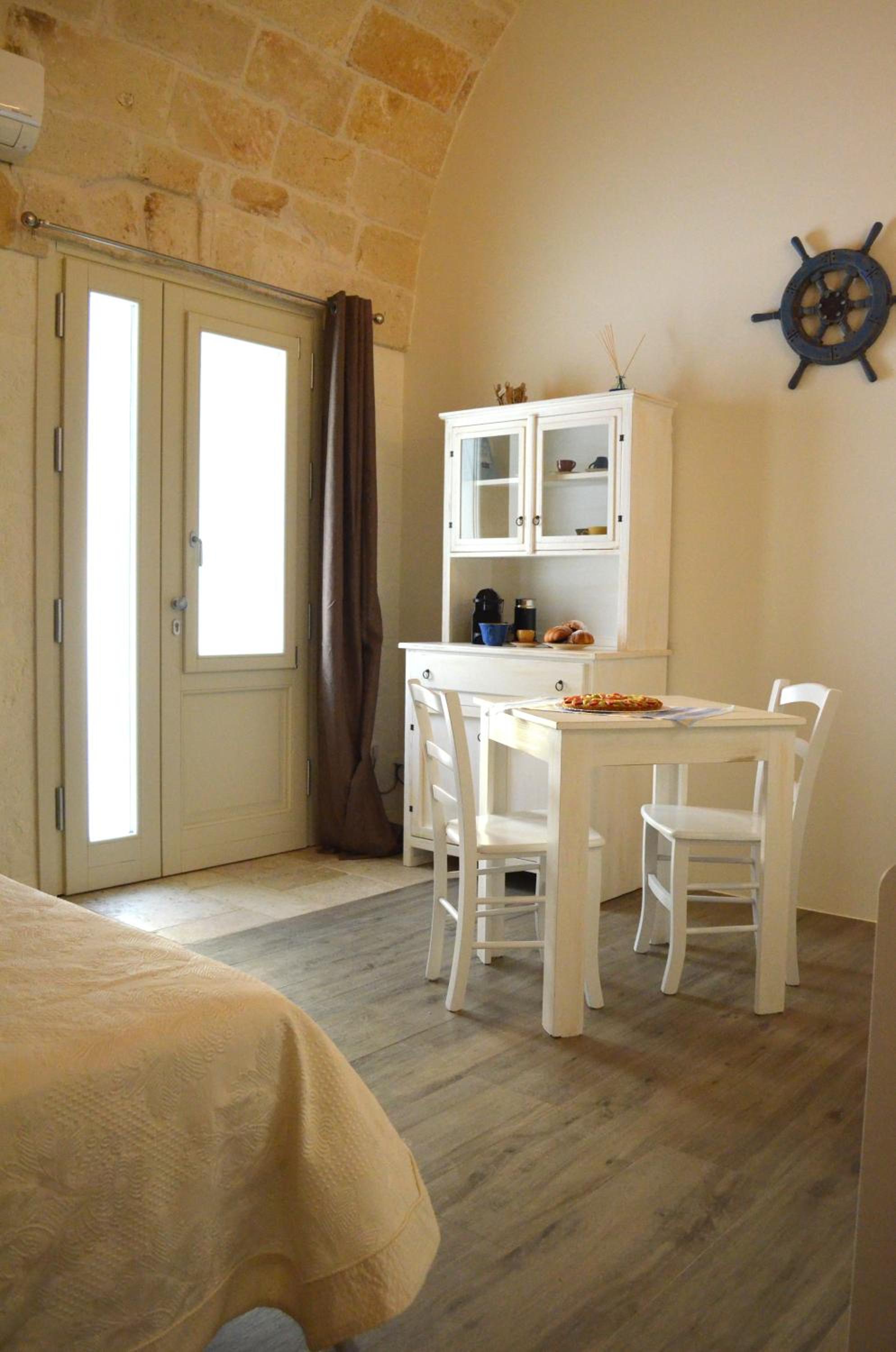 Large Double Room - Photo 5