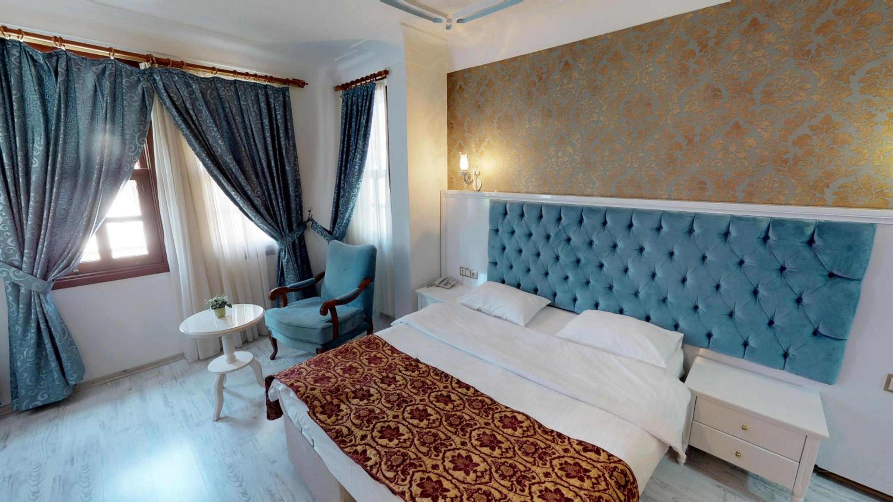 Standard Room with Pool View thumbnail 6