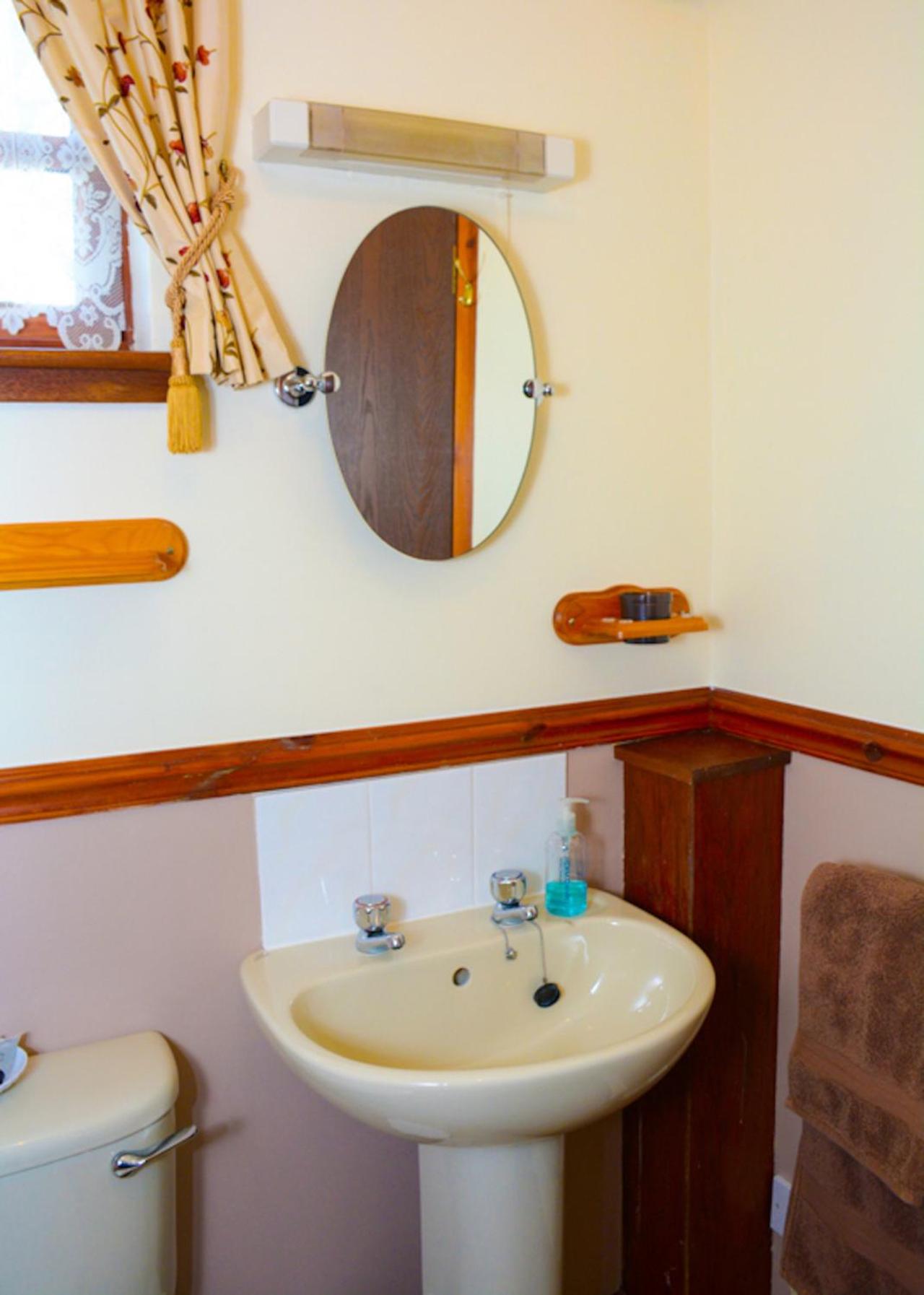 Twin Room with Private Bathroom photo 2