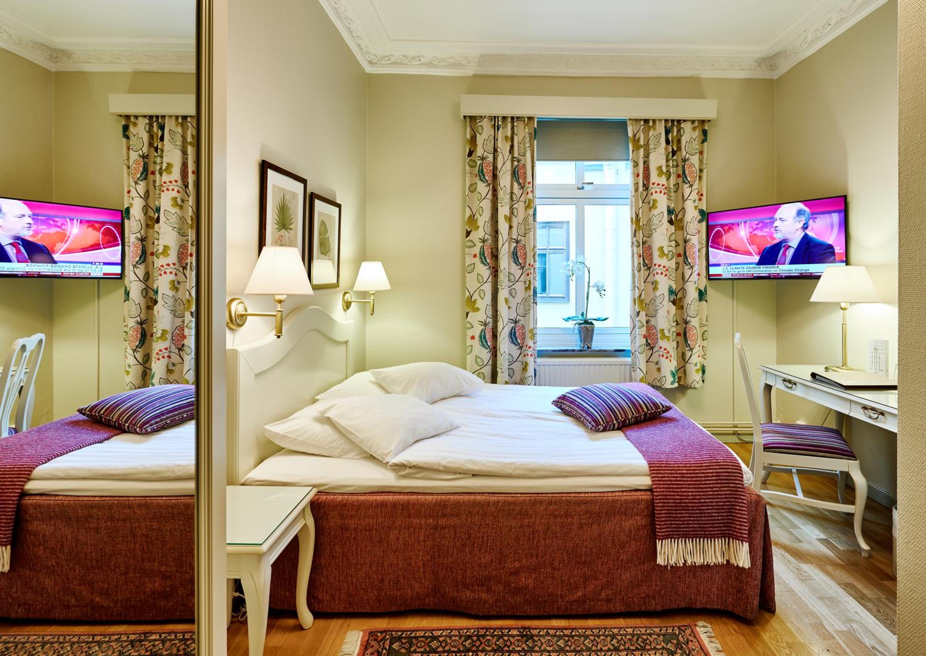 Economy Double Room (55 in bed) - Photo 1