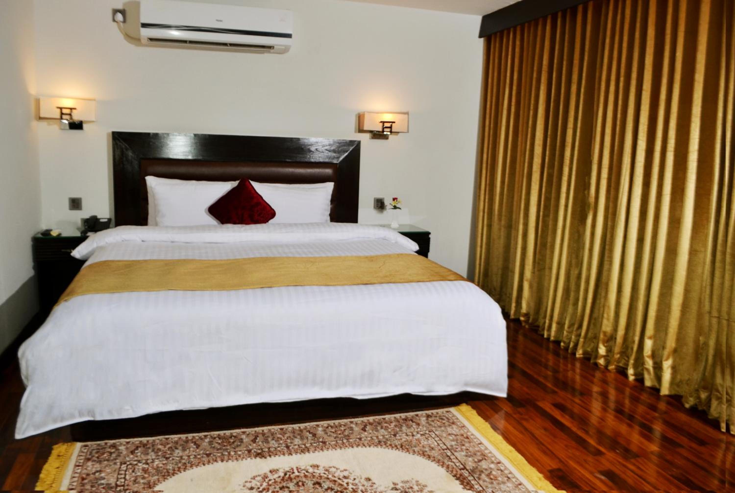 Deluxe King Room photo 2