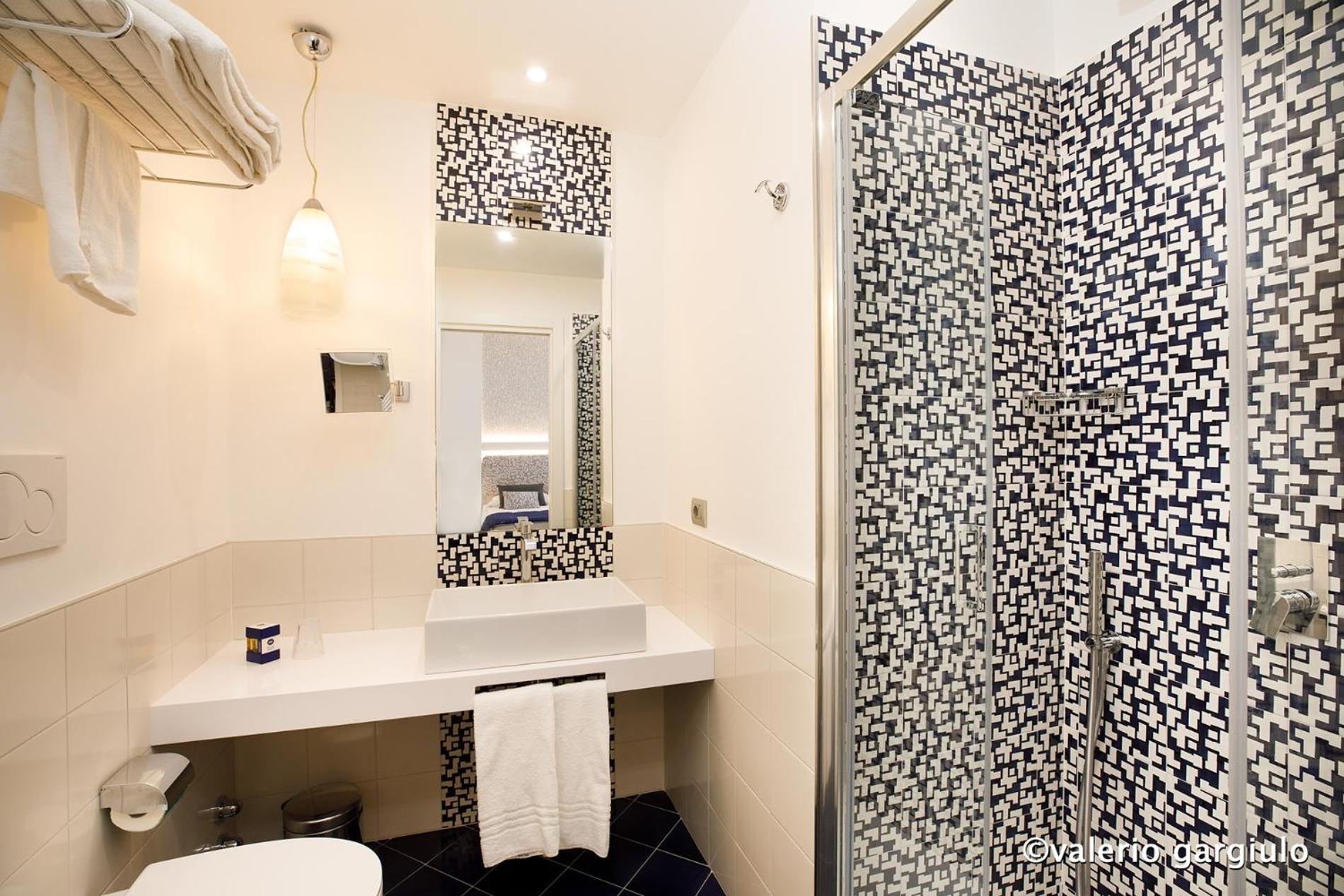Standard Double or Twin Room - Photo 10