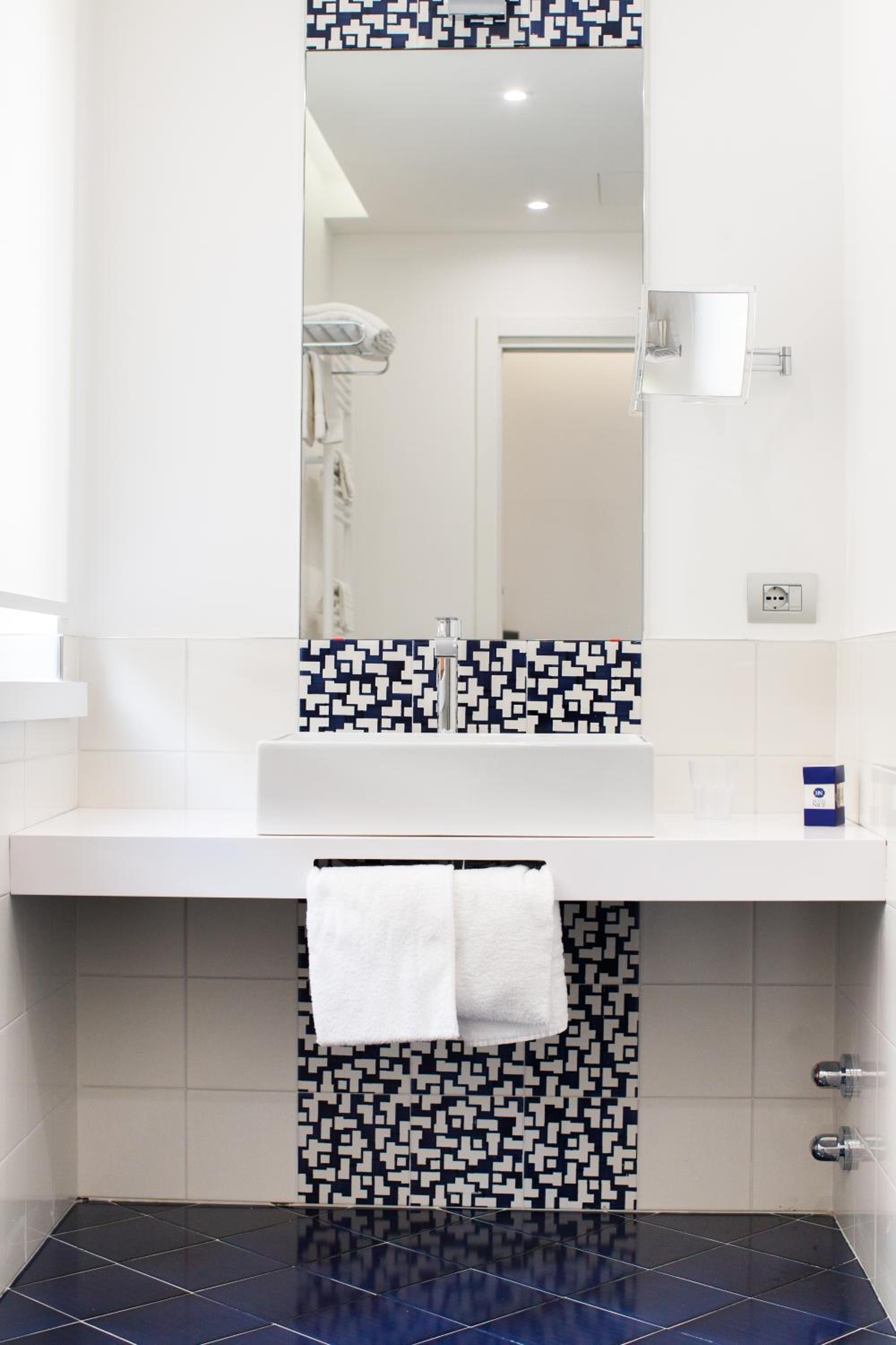 Deluxe Double or Twin Room - Photo 8