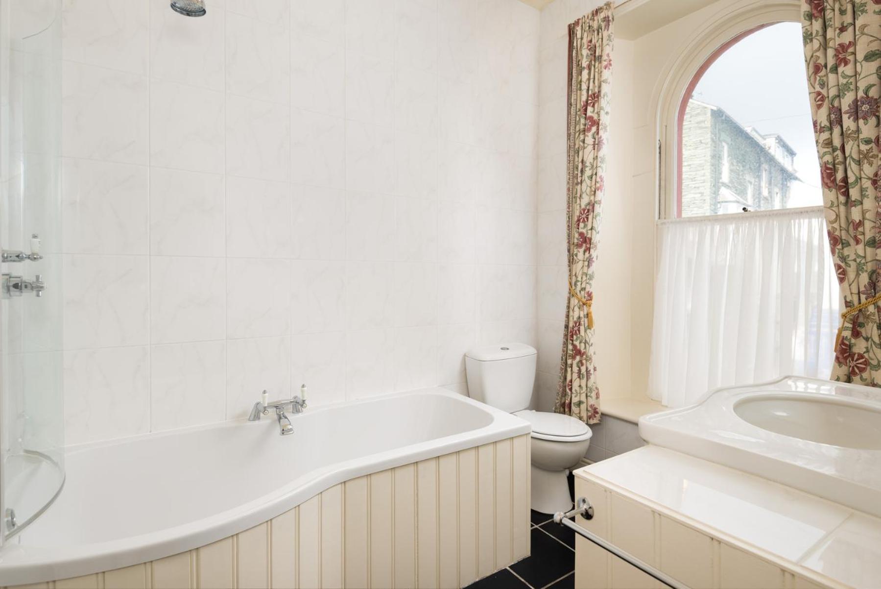 Deluxe Double Room with Four-Poster Bed photo 3