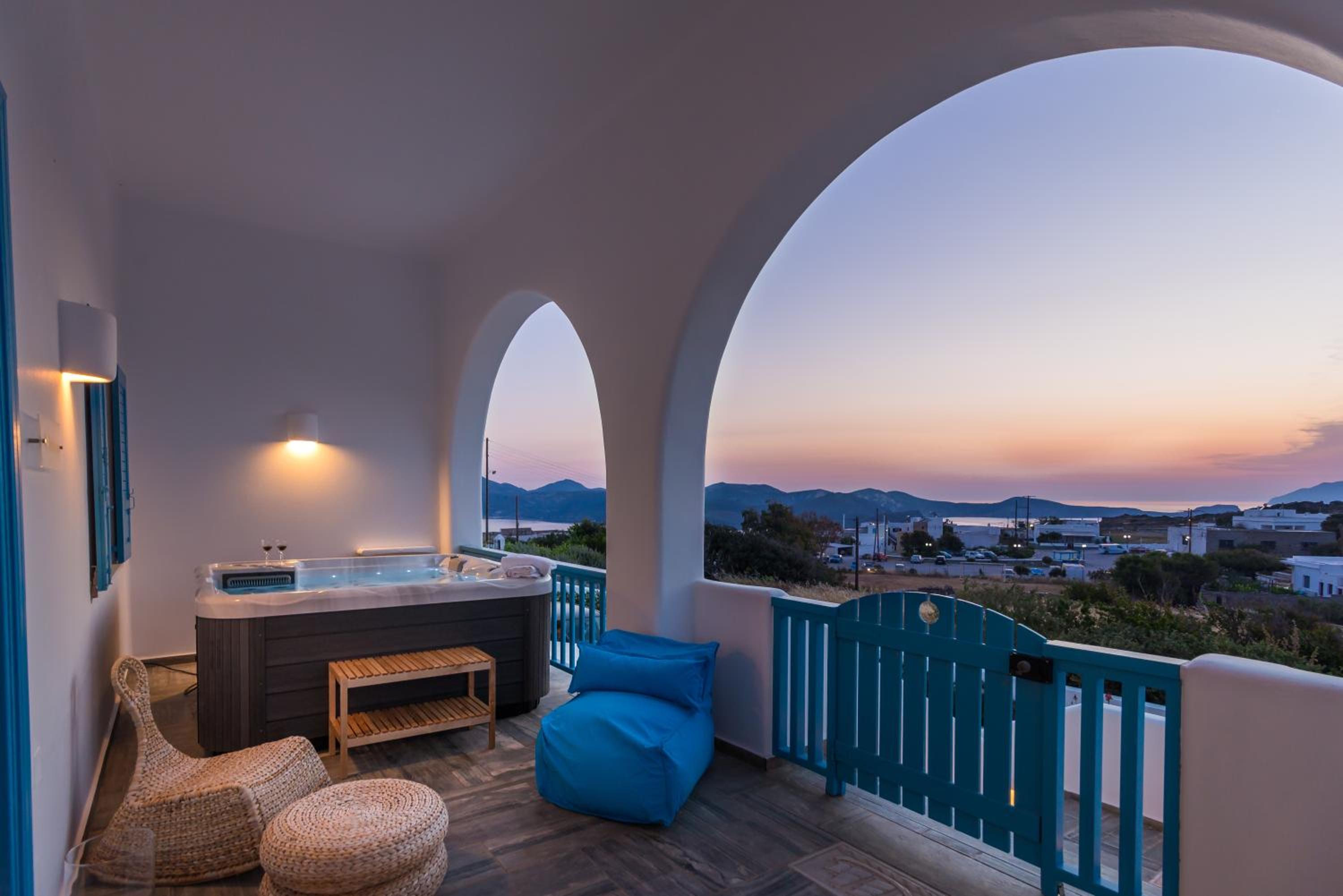 Honeymoon Suite - Photo 3
