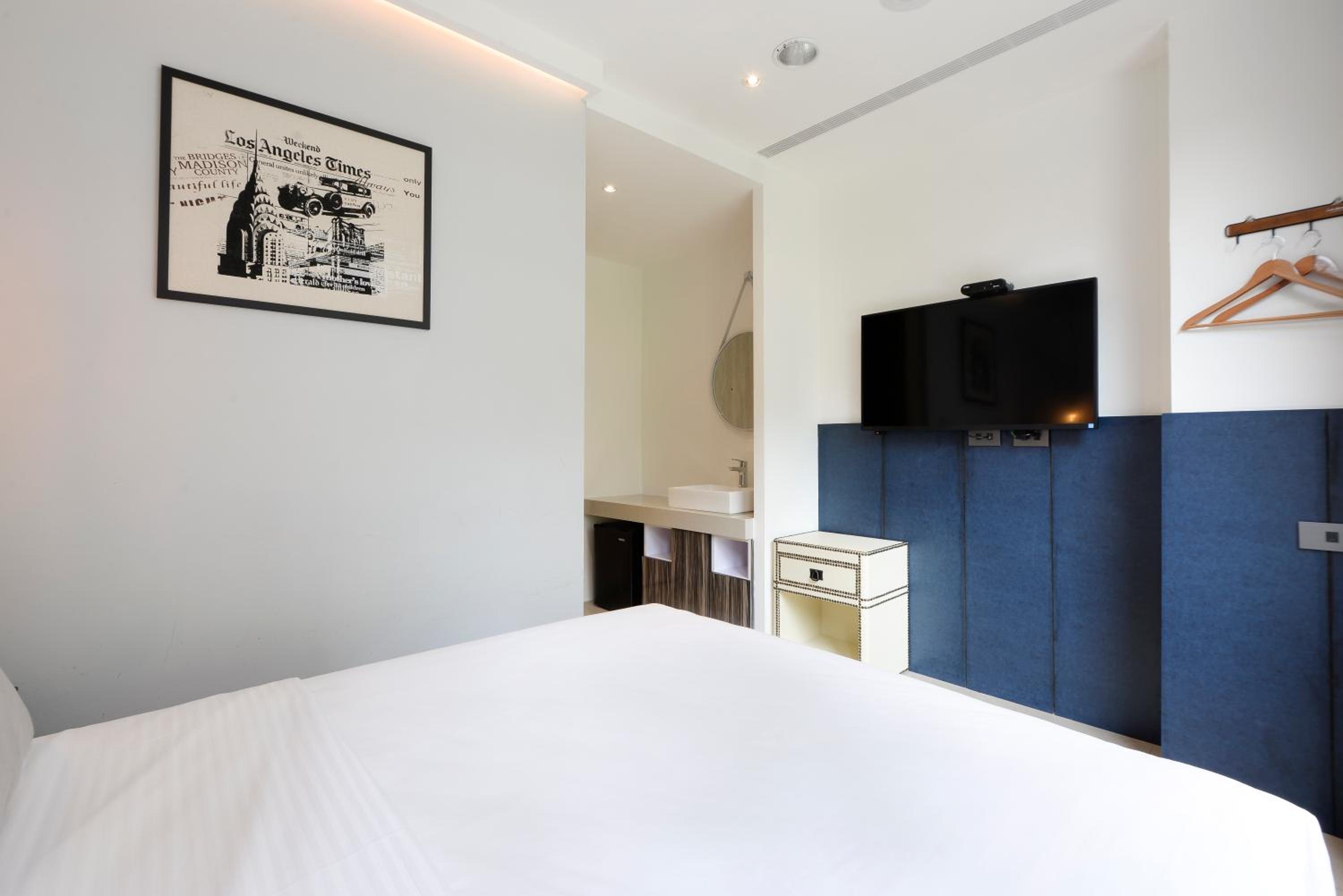 Single Room with Private Bathroom photo 2