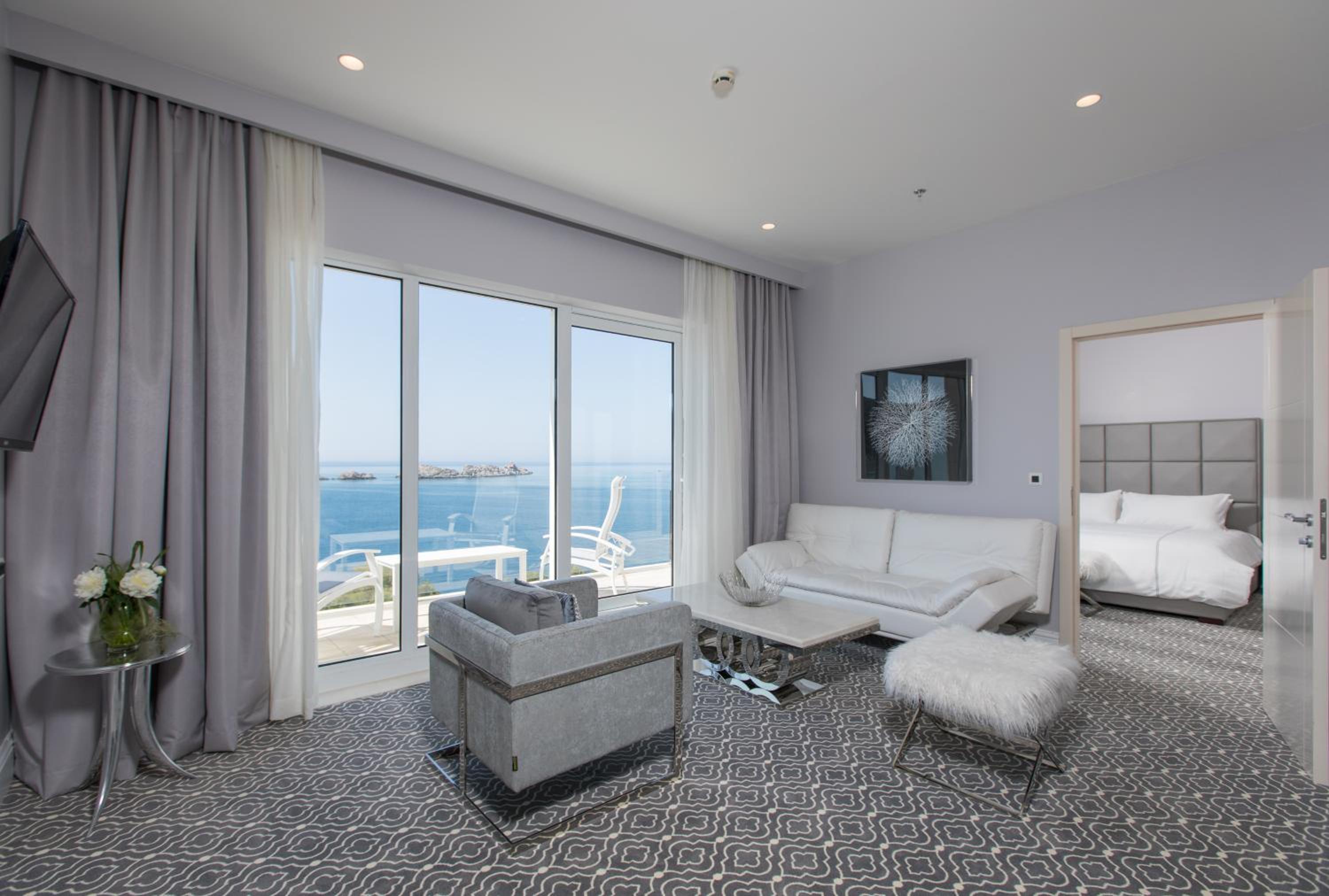Luxury King Suite with Sea View and Balcony