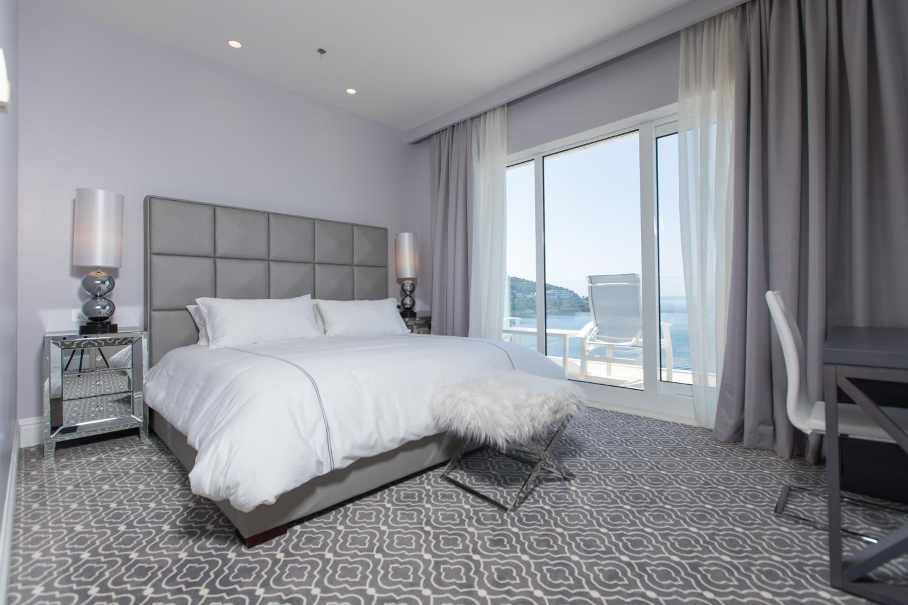 Luxury King Suite with Sea View and Balcony