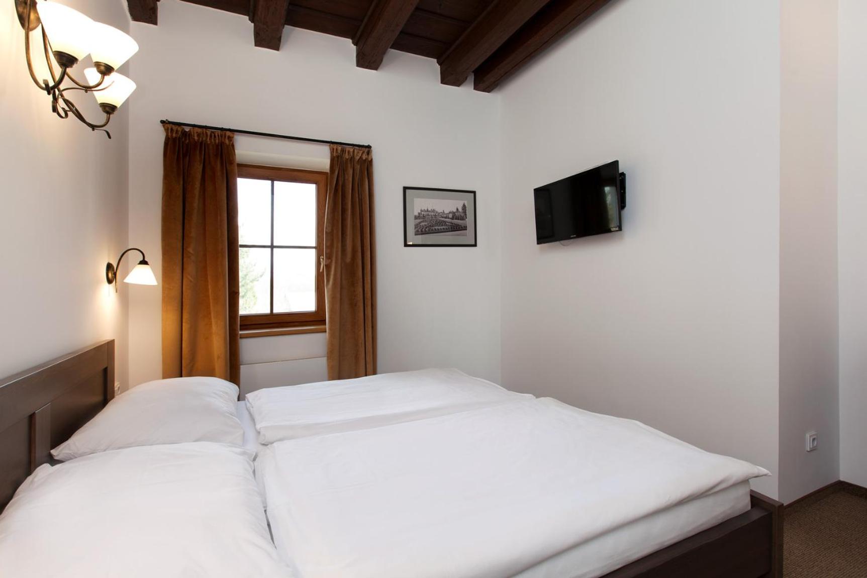 Deluxe Double Room with Shower - Photo 14