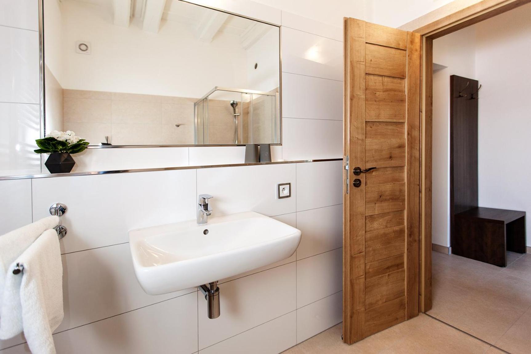 Deluxe Double Room with Shower - Photo 13