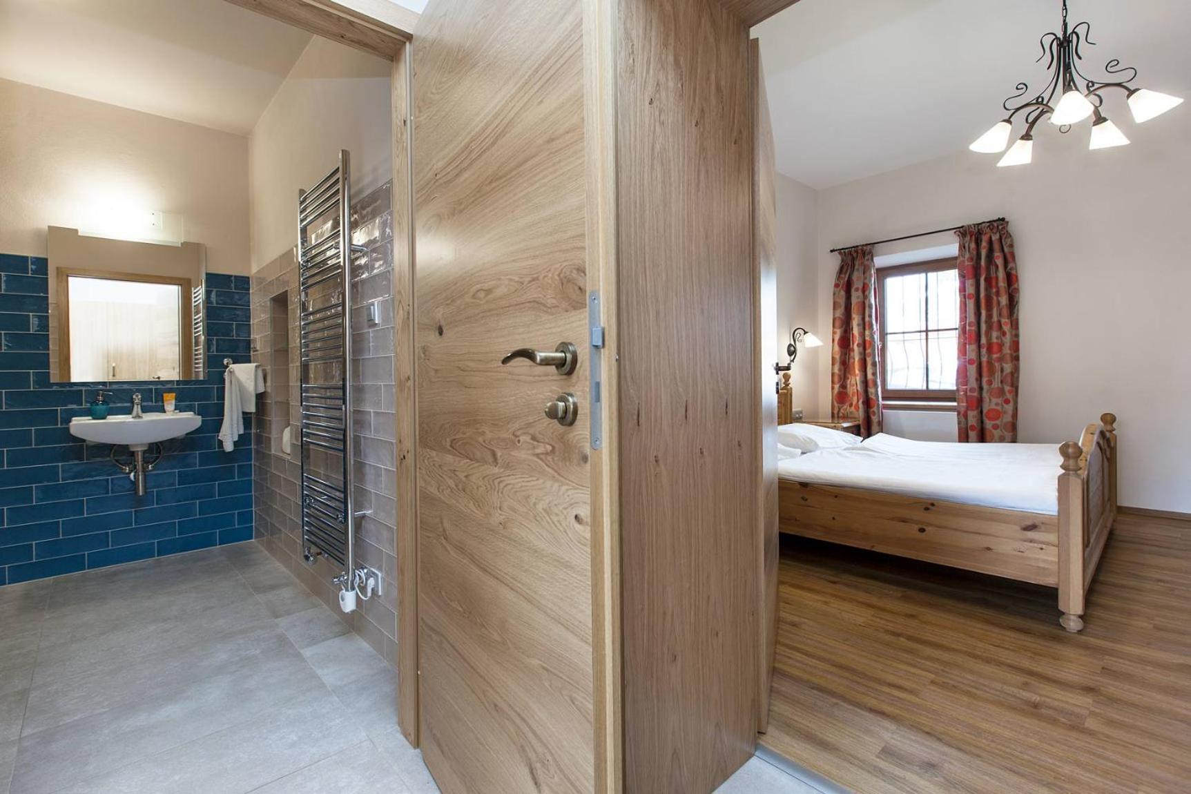 Deluxe Double Room with Shower - Photo 9