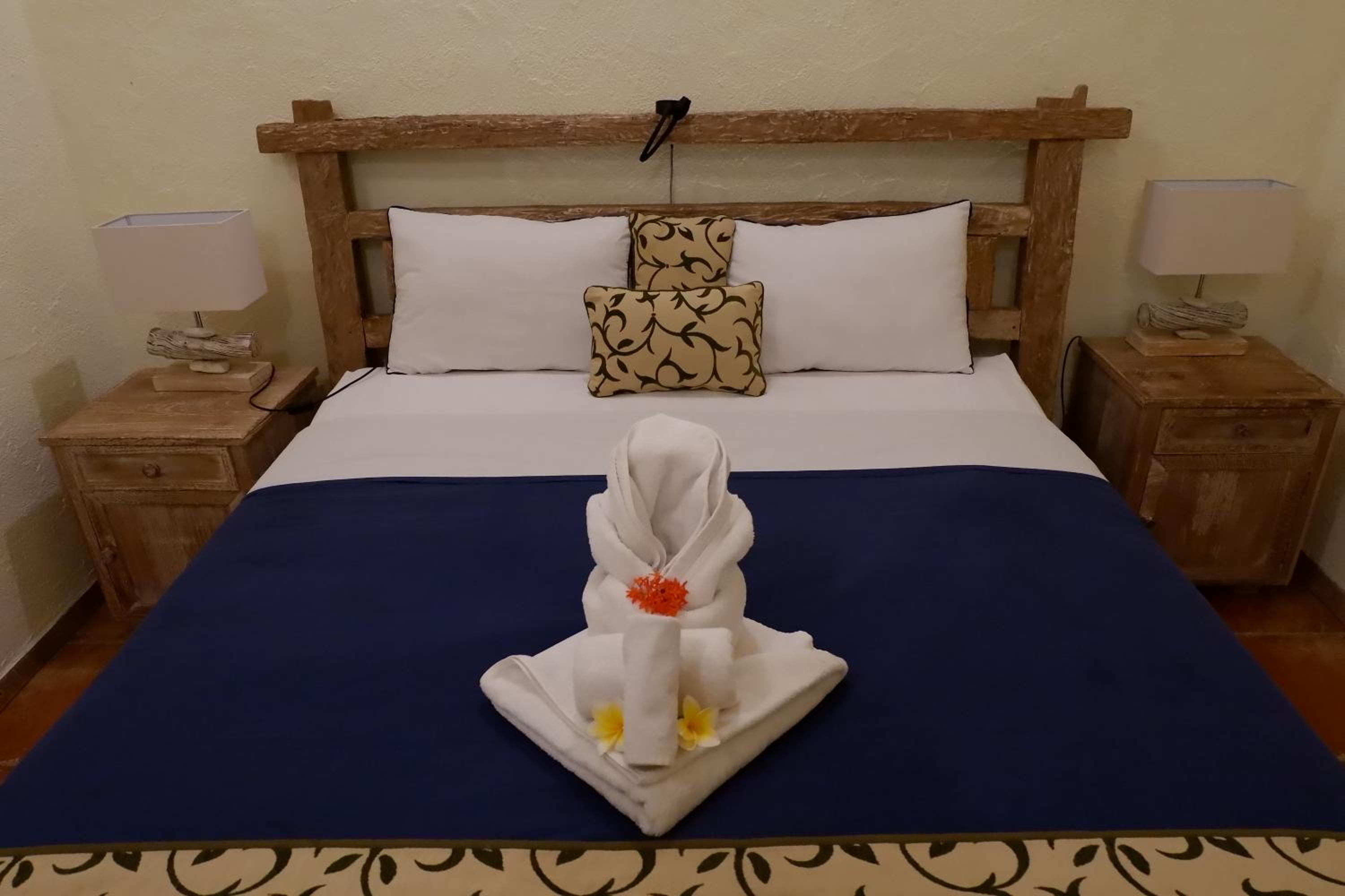 Double Room with Pool View - Photo 7
