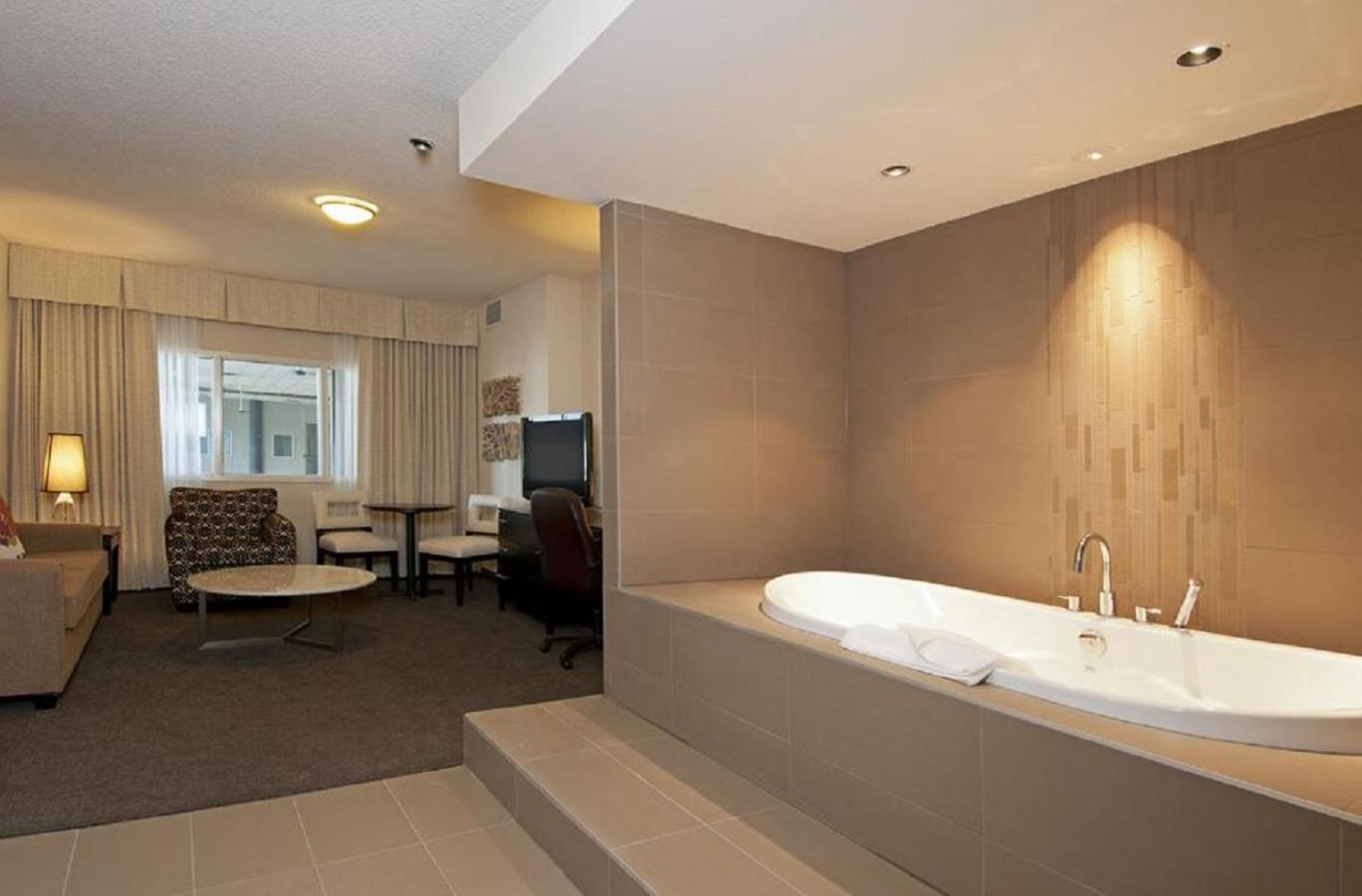 Coast Honeymoon Suite - Photo 4