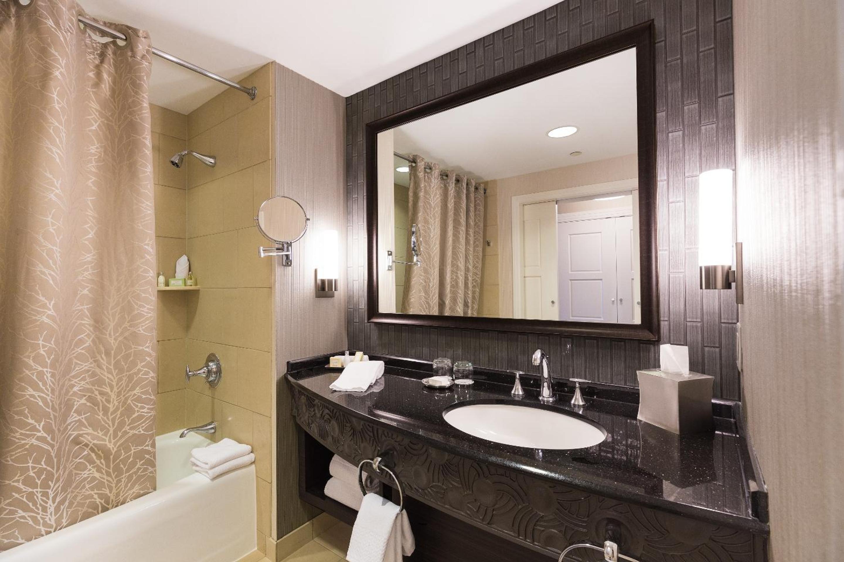 Sky Tower Accessible Deluxe King Room photo 3
