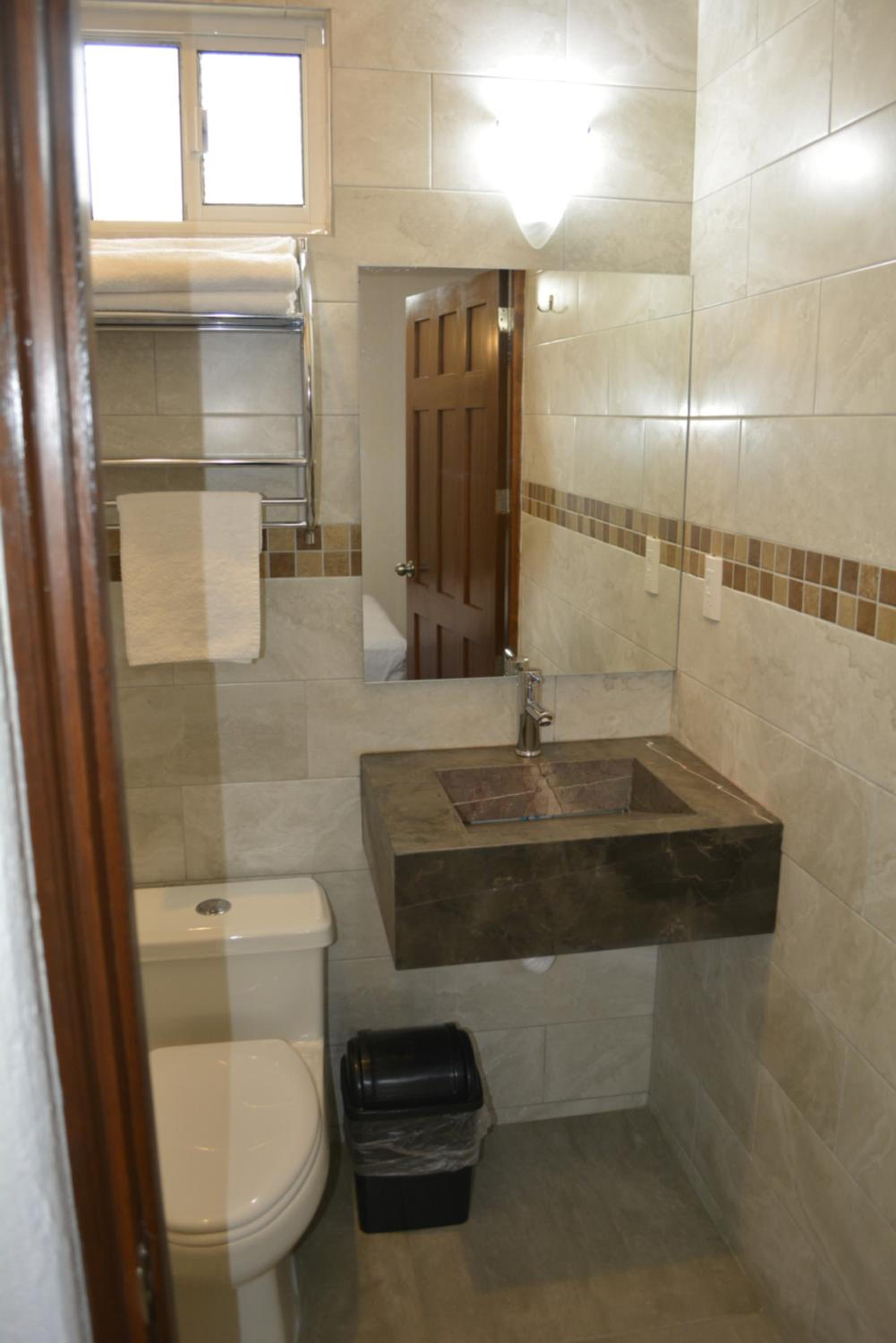 Double Room with Private Bathroom - Photo 2