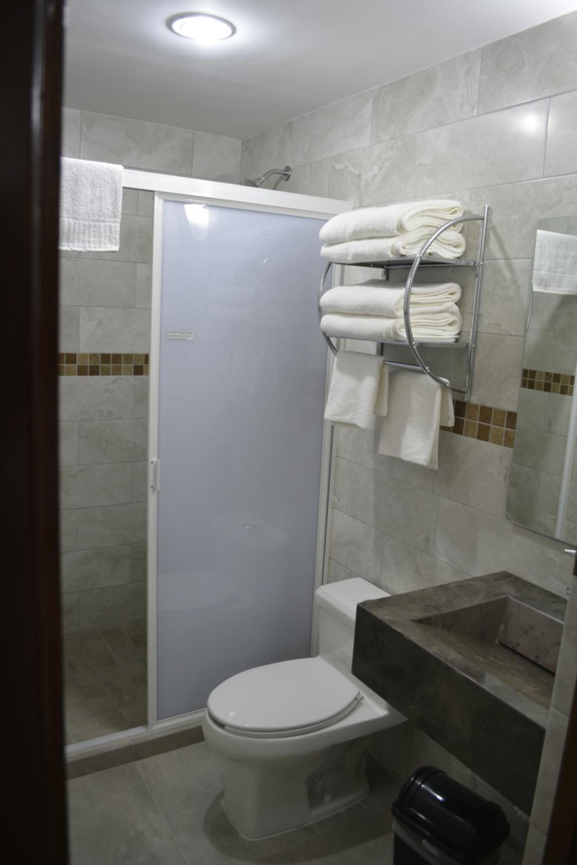 Quadruple Room with Private Bathroom - Photo 6