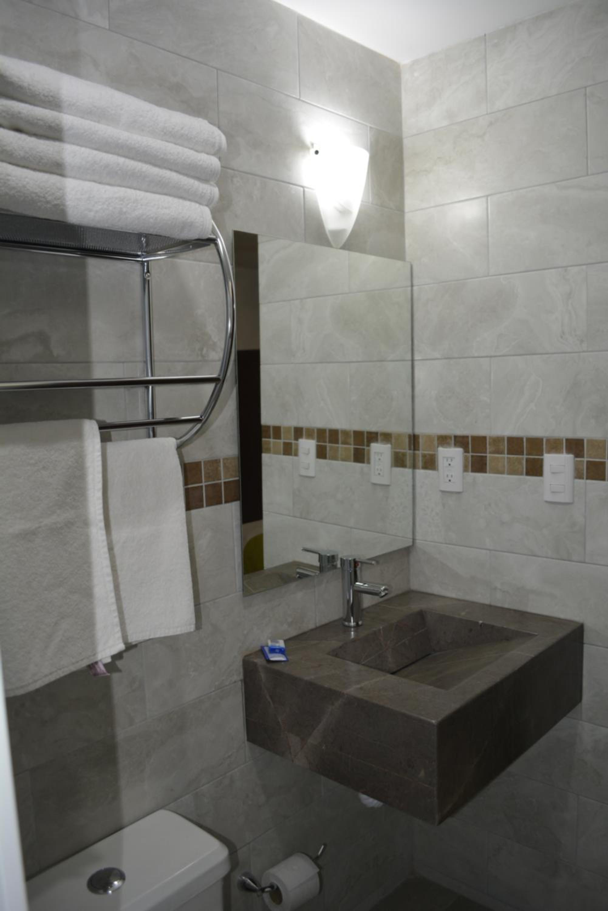 Quadruple Room with Private Bathroom - Photo 5