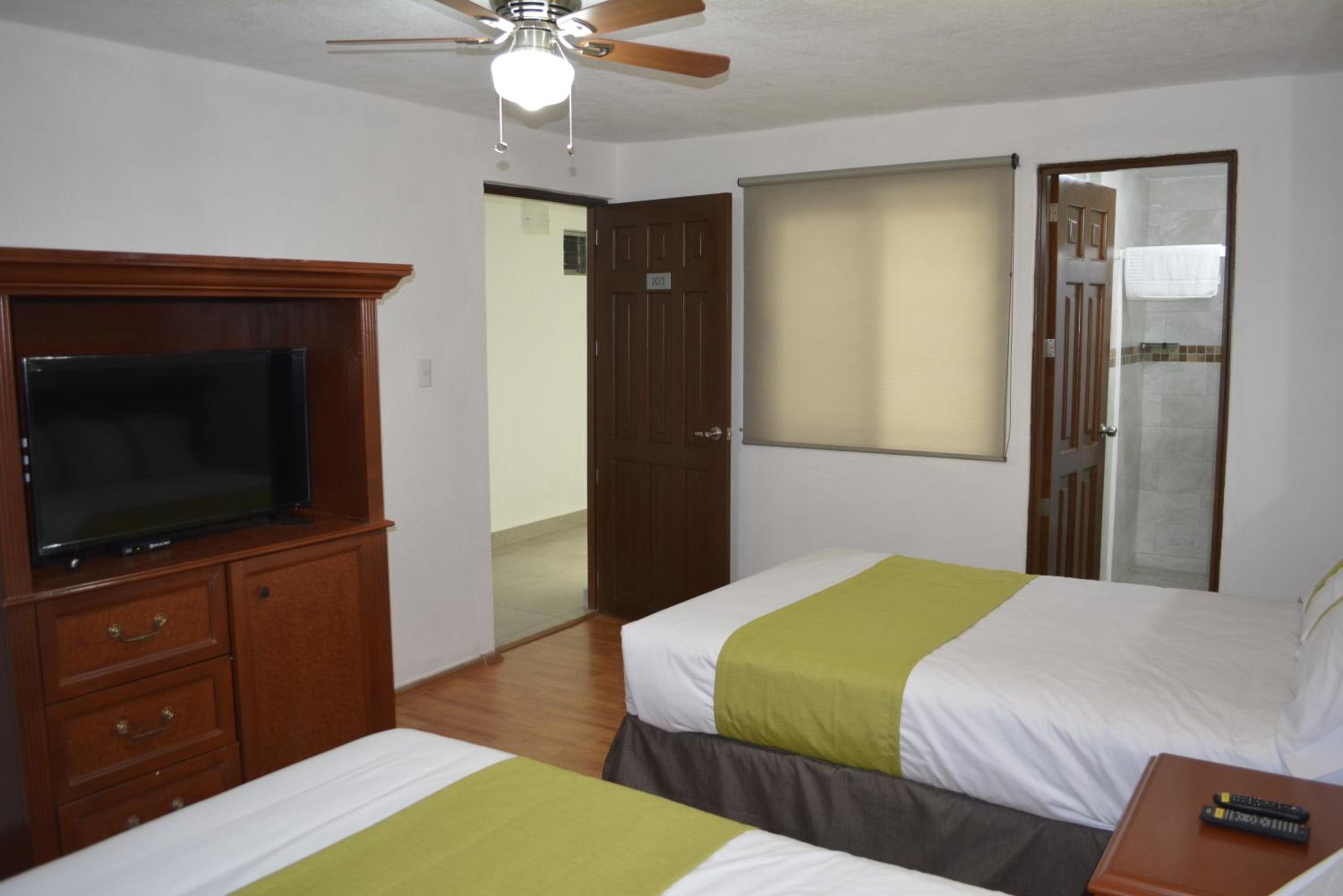 Quadruple Room with Private Bathroom - Photo 2