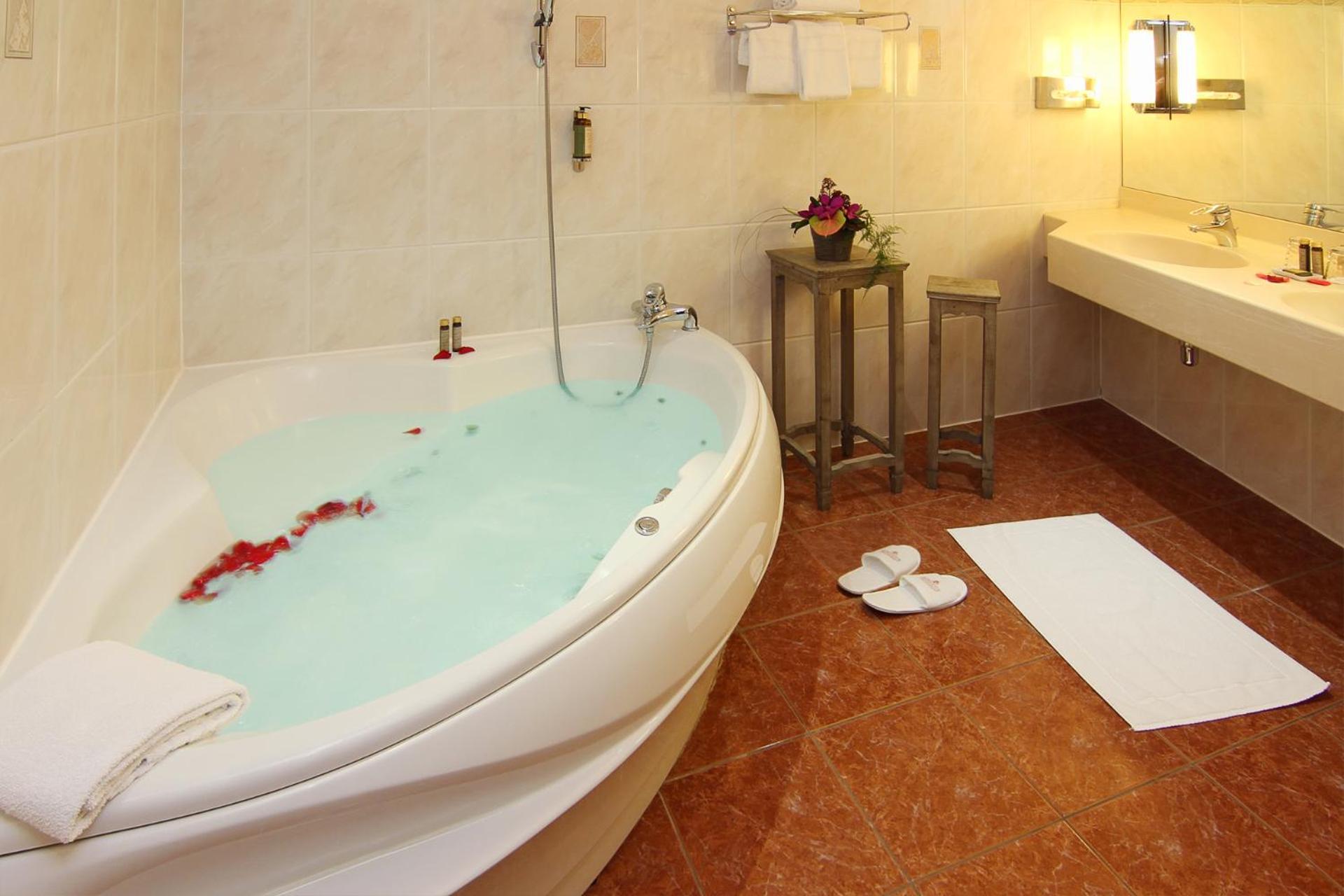 Suite with Balneo Bath or Shower - Photo 6