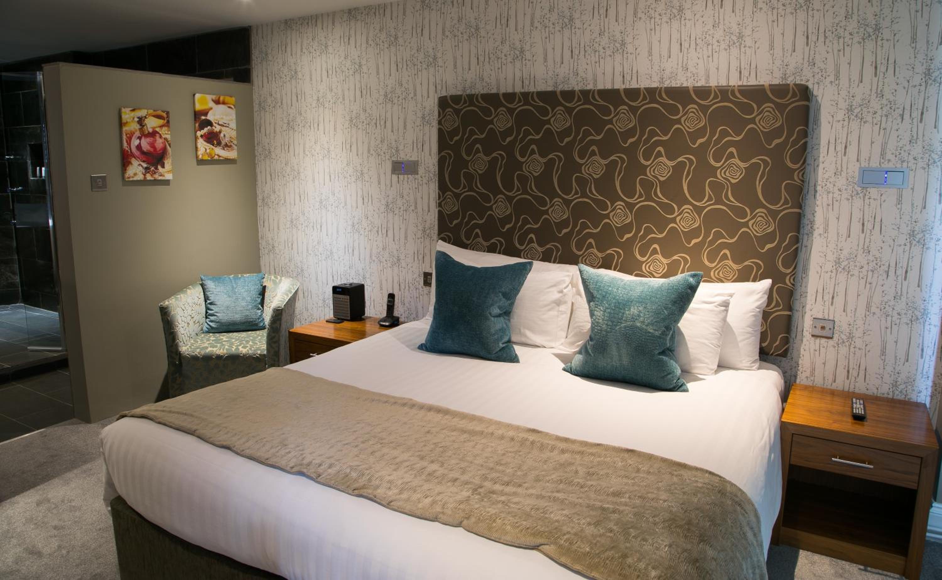 Suite with King Bed - Photo 8
