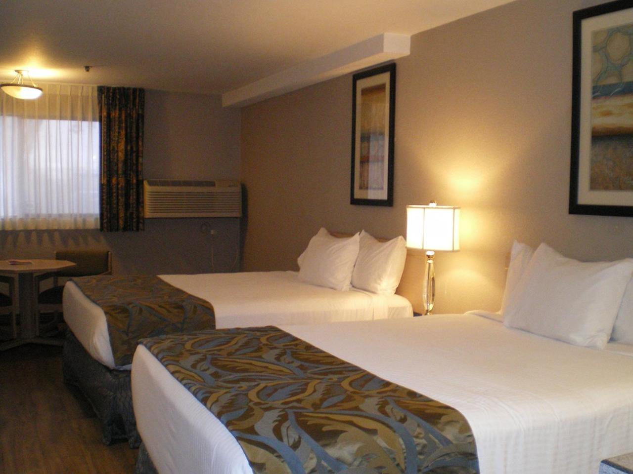 Queen Room With Two Queen Beds photo 1