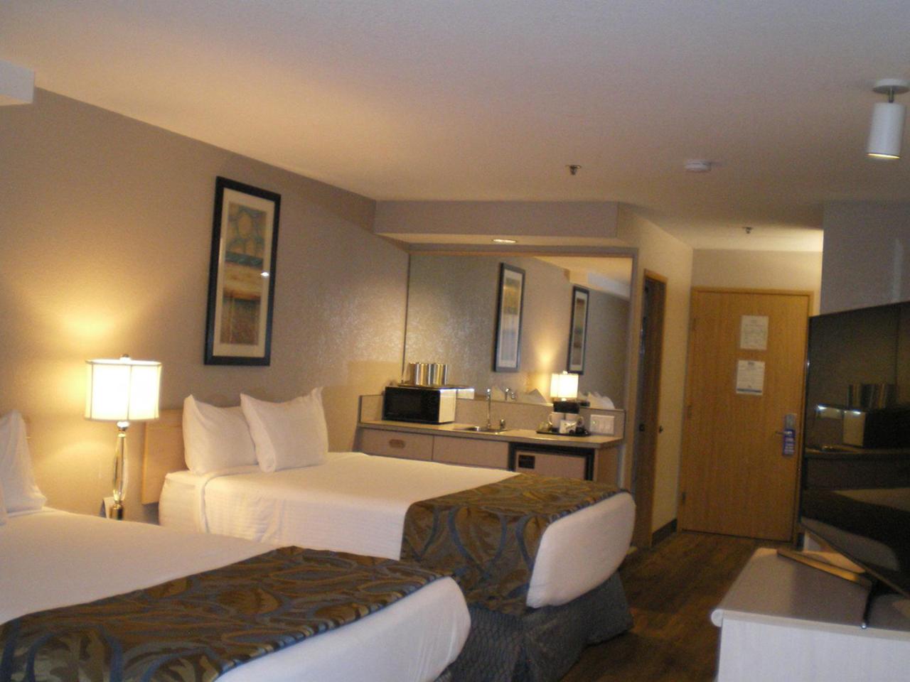 Queen Room With Two Queen Beds photo 2