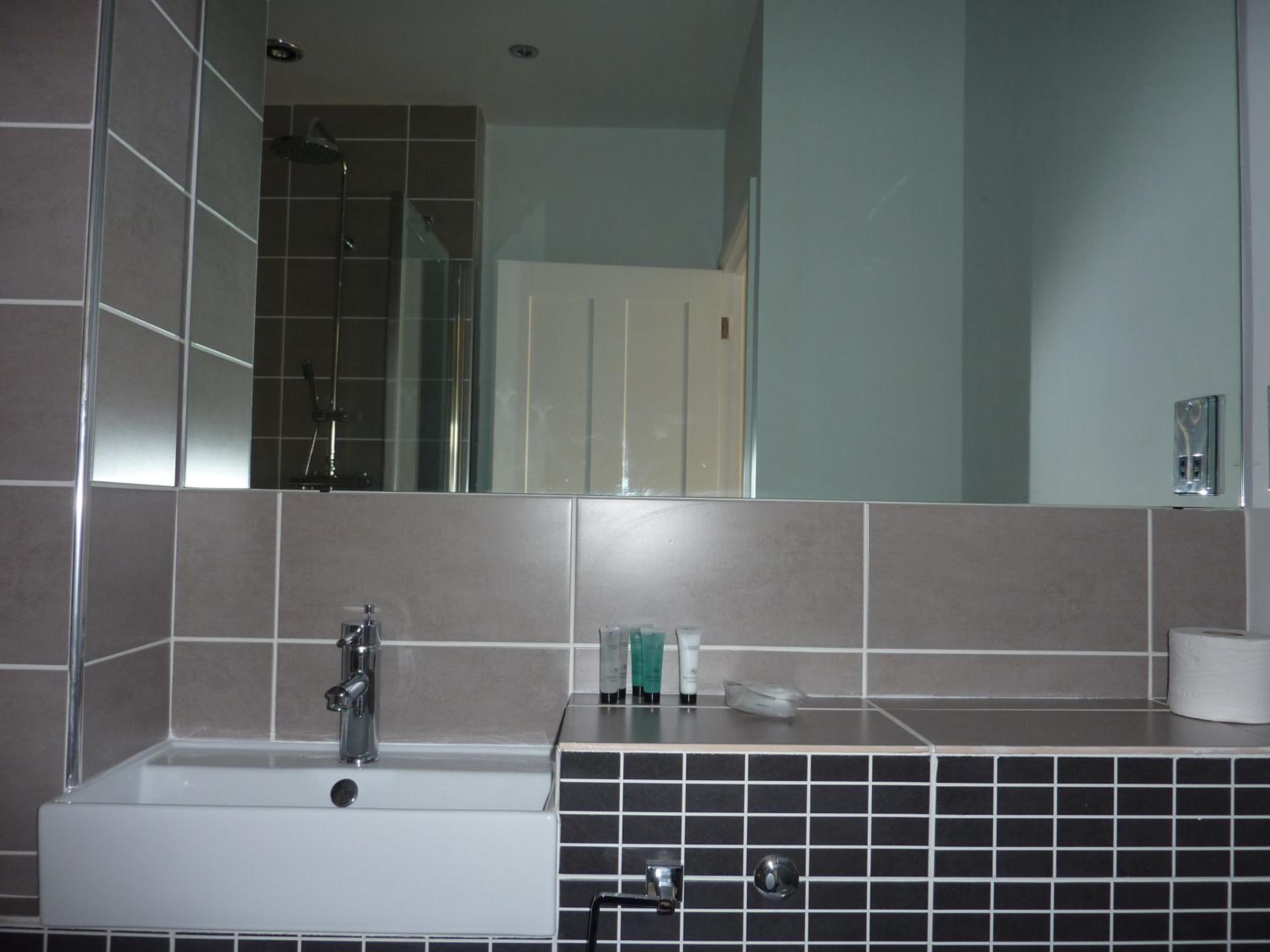 Luxury Suite - Photo 10