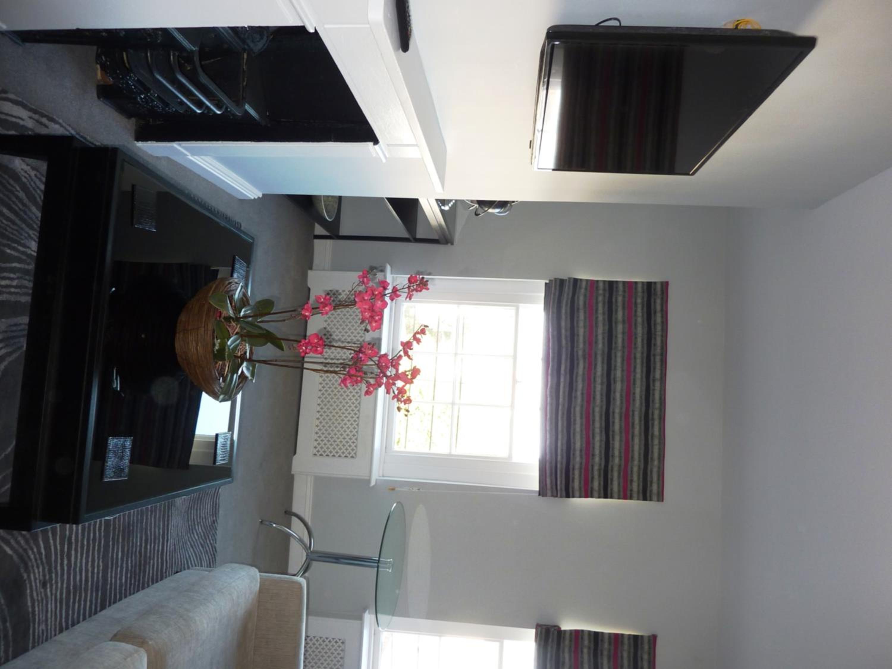 Luxury Suite - Photo 17