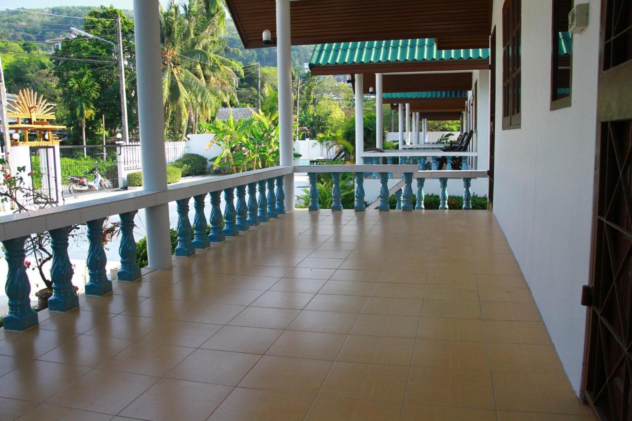 Five-Bedroom House photo 3