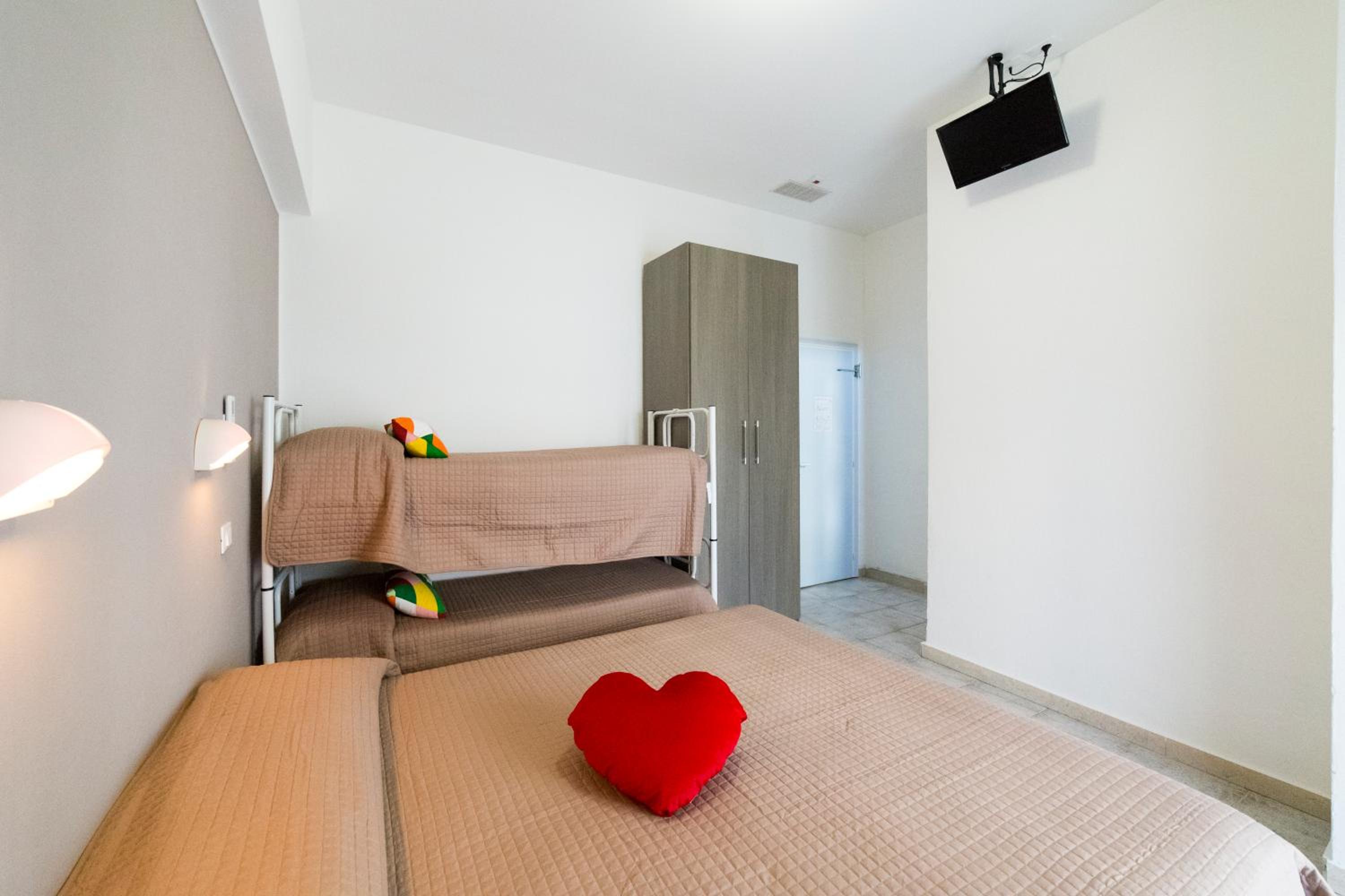 Quadruple Room - Photo 1
