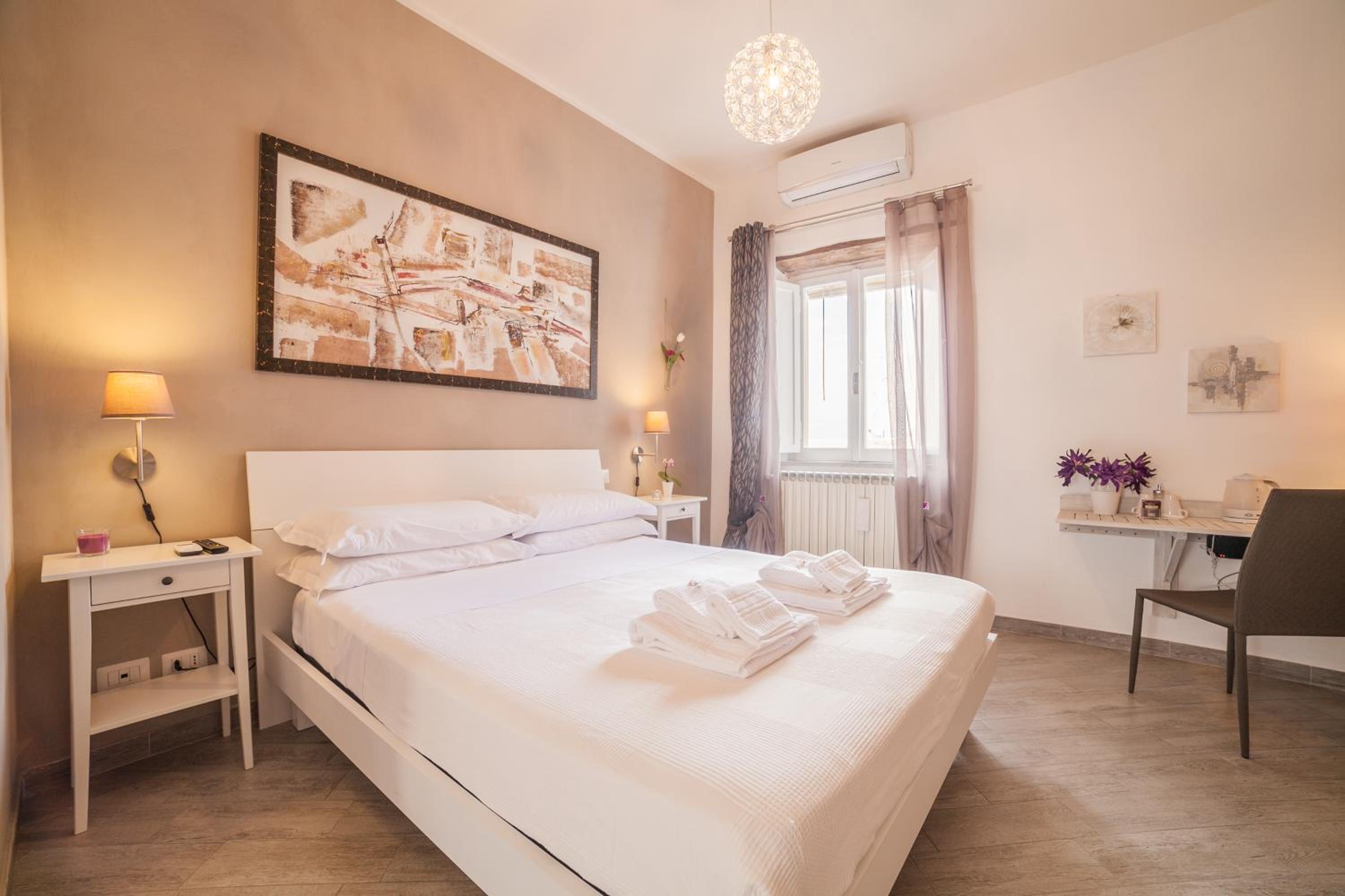 Deluxe Double Room - Photo 9