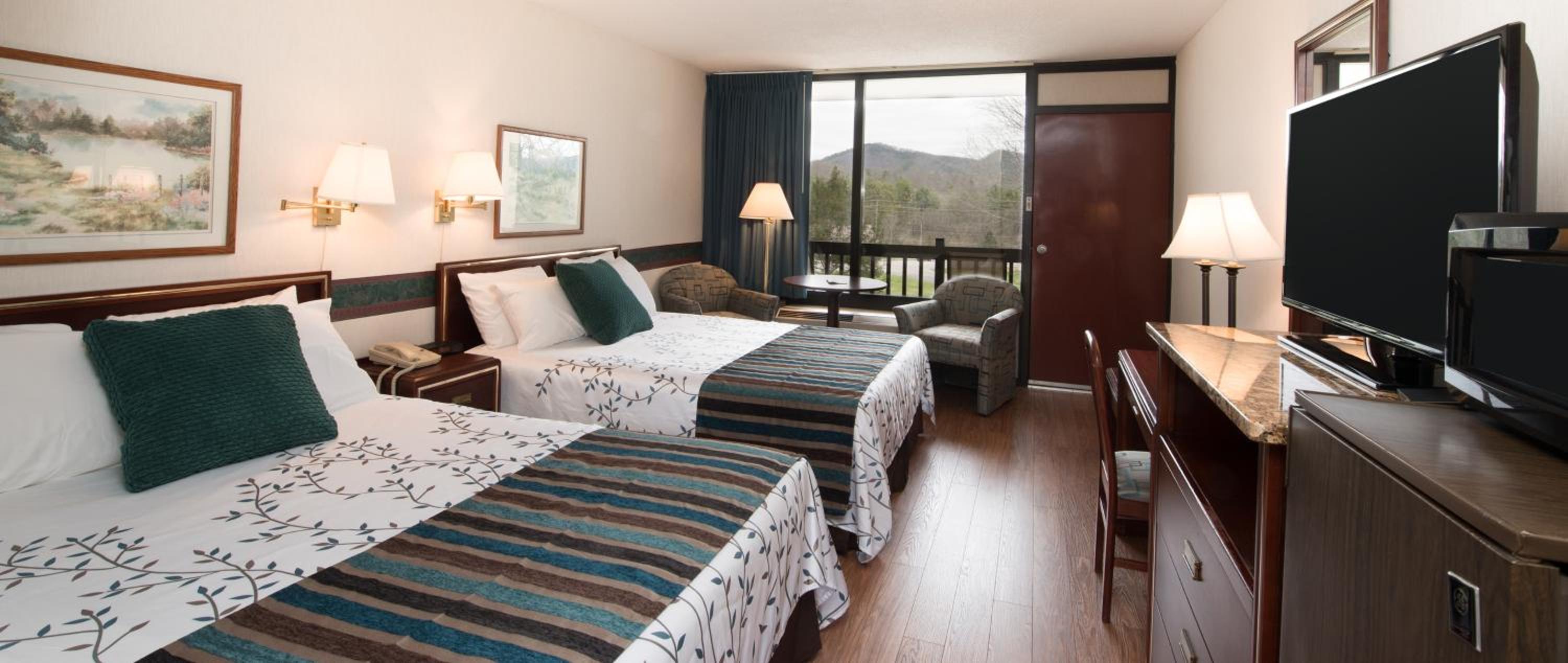 Deluxe Queen Room with Two Queen Beds - Non-Smoking - Photo 2