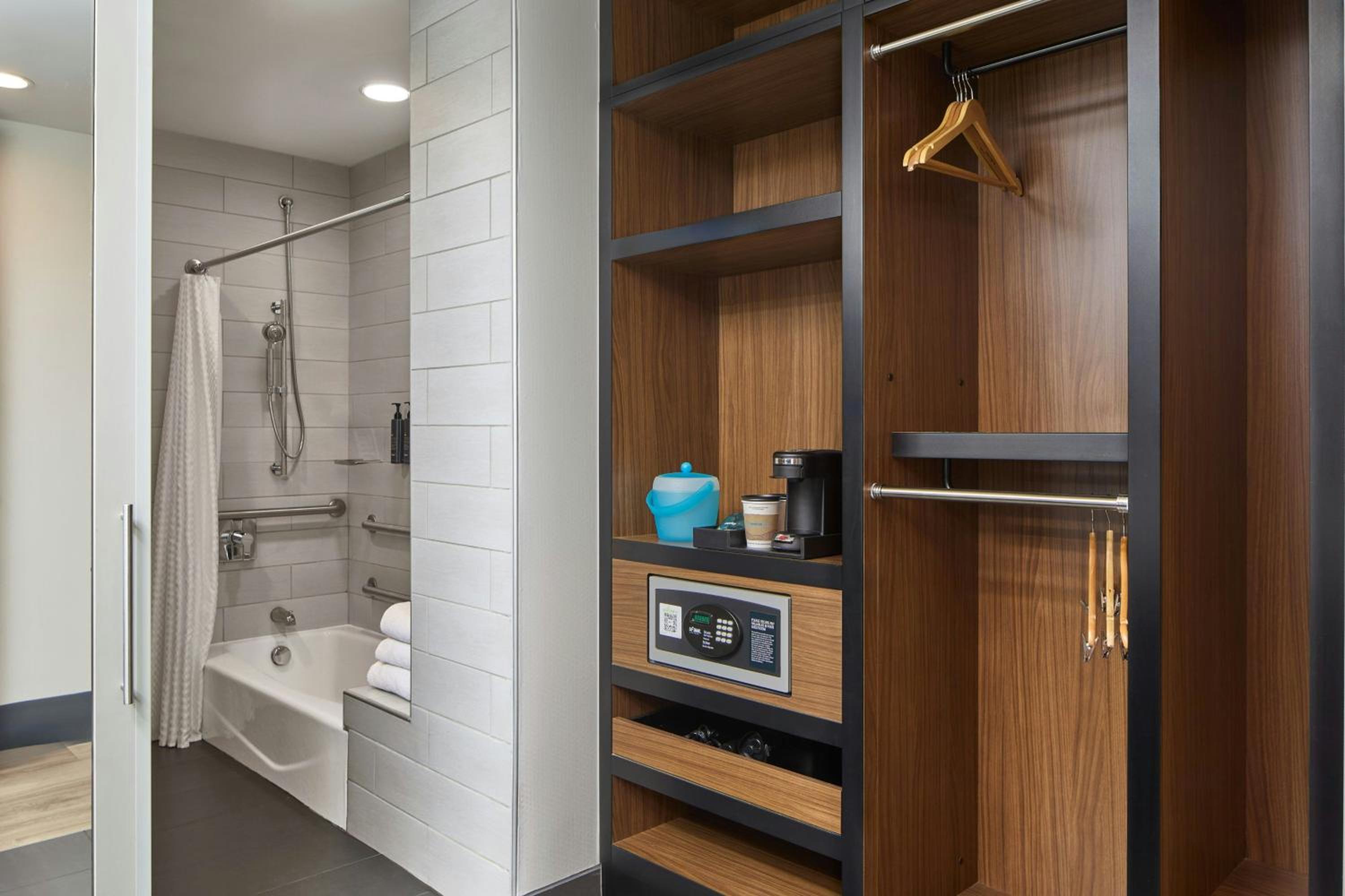 Queen Room with Two Queen Beds and Bathtub - Mobility Access