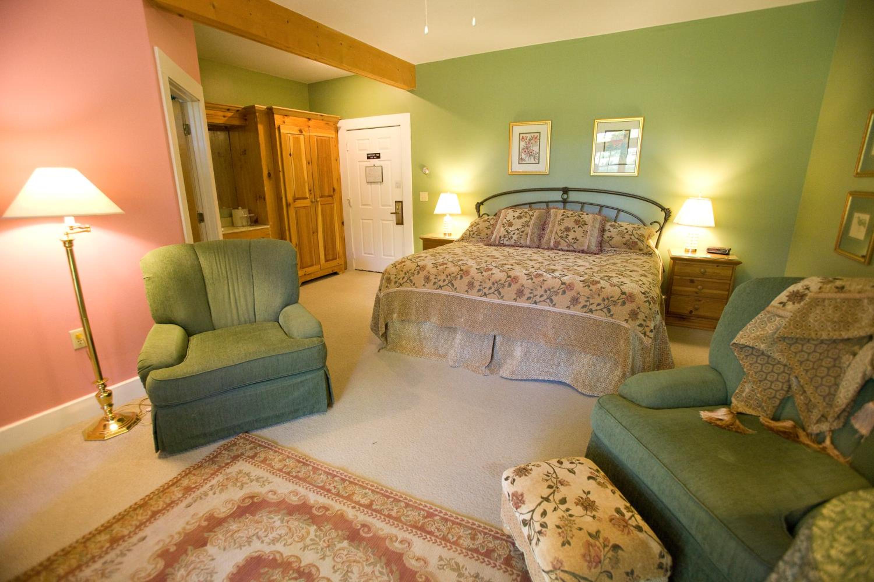 Woodward House Room with Fireplace and Patio - Photo 1