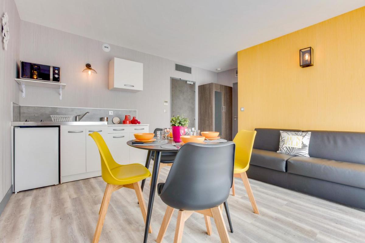 Apartment with Terrace photo 2