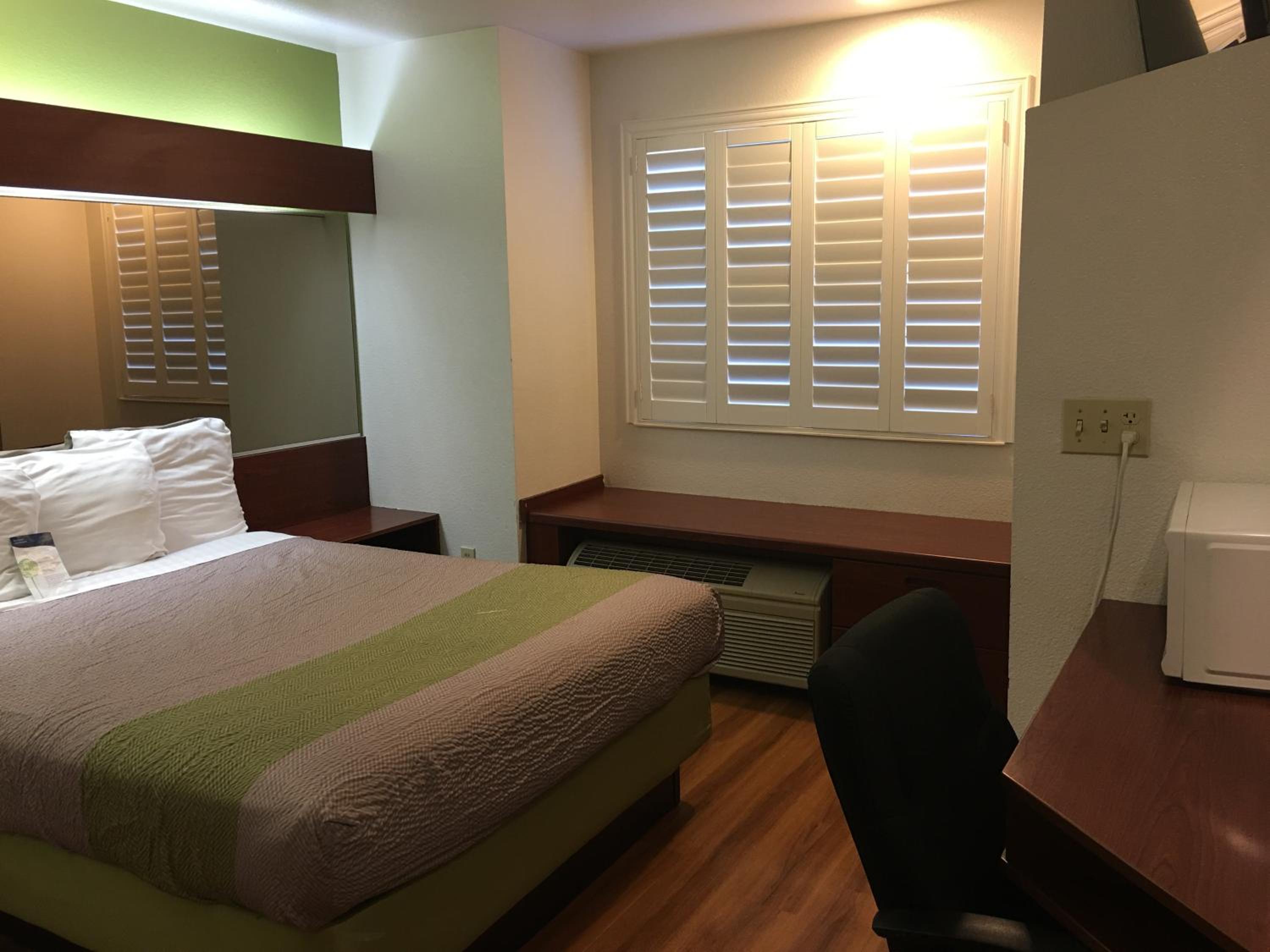 Deluxe King Room - Non-Smoking - Photo 4