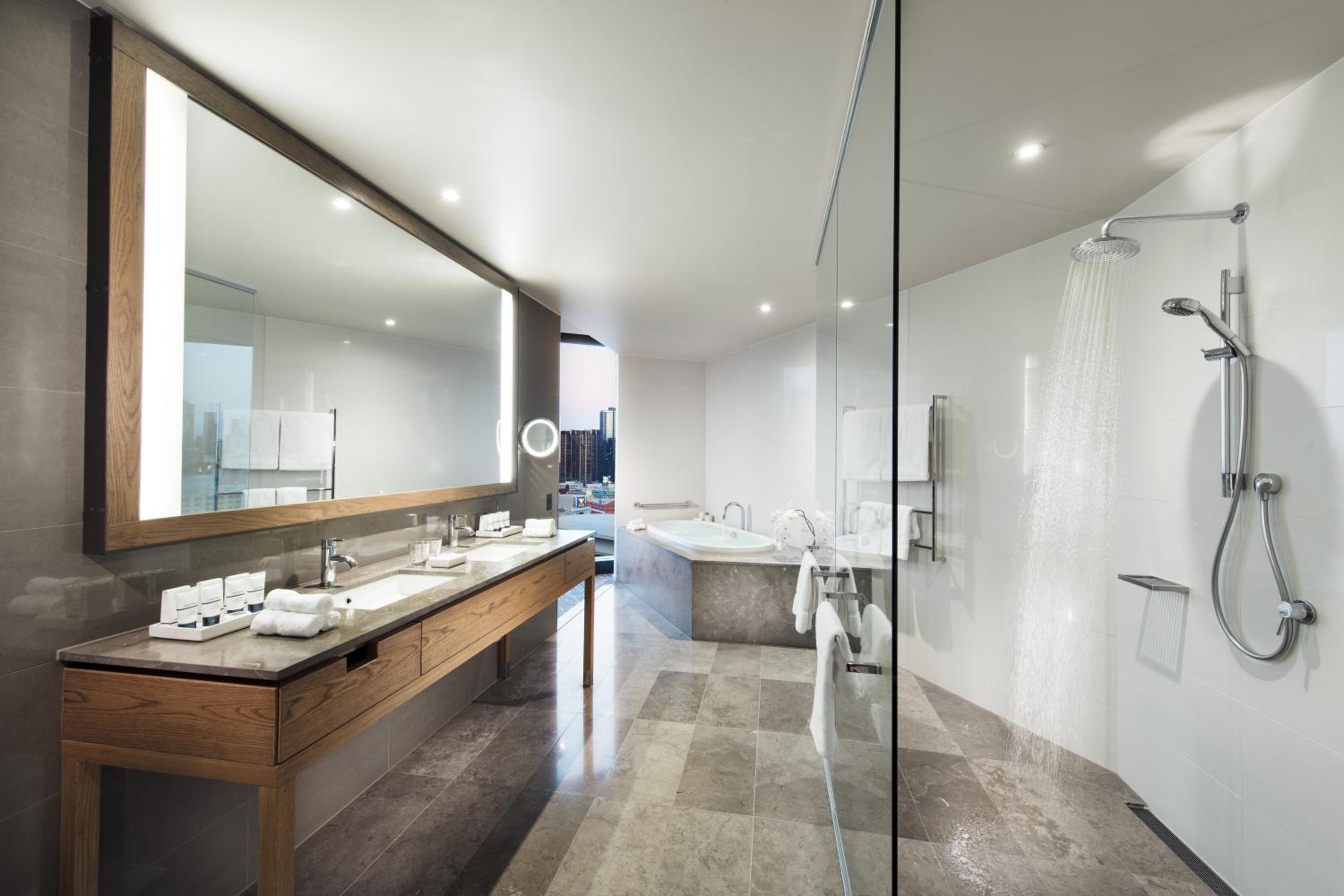 Panoramic Suite with Club Lounge Access thumbnail 5