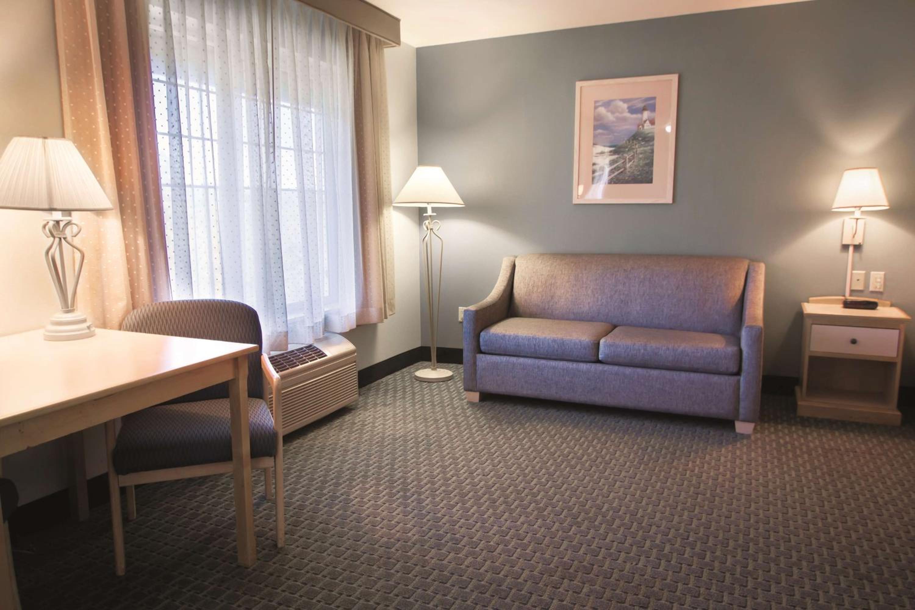 King Room with Sofa Bed - Photo 7