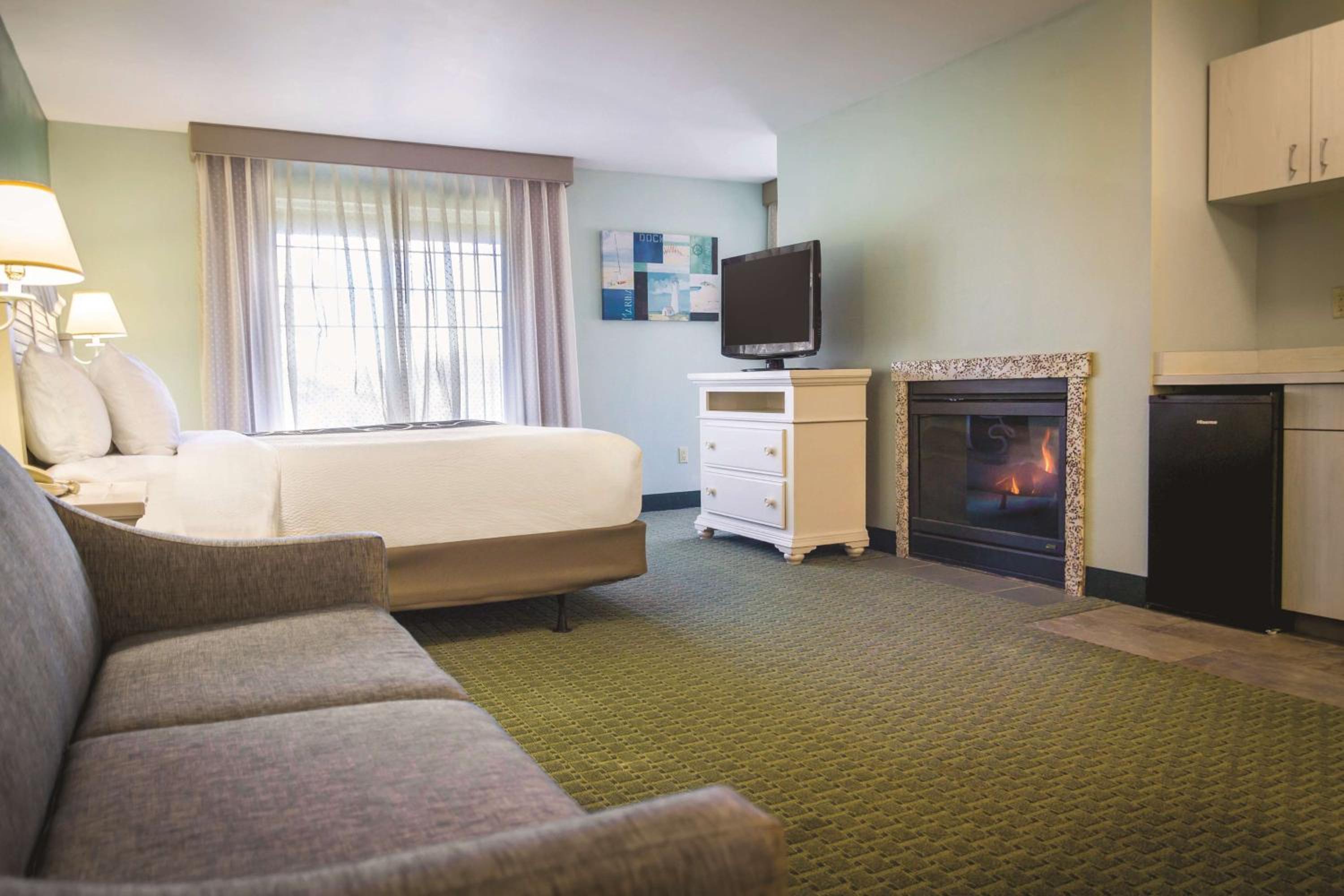 King Room with Sofa Bed - Photo 5