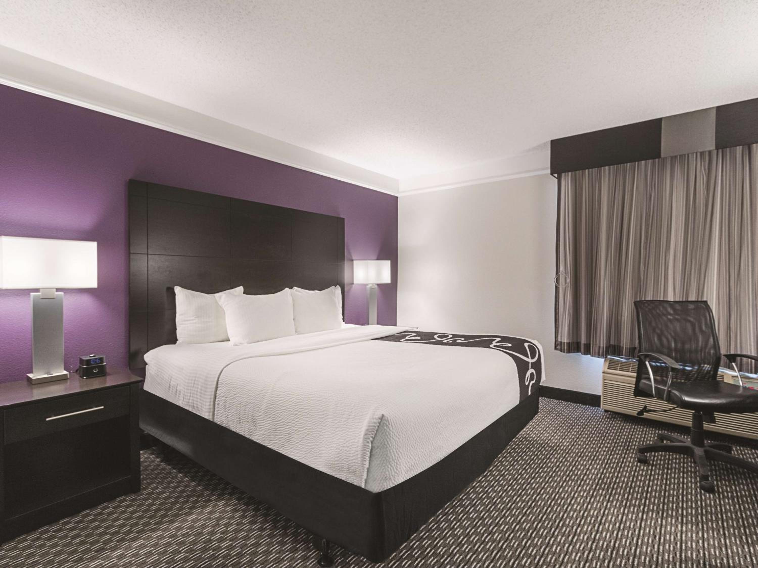 Queen Room - Disability Access - Photo 1