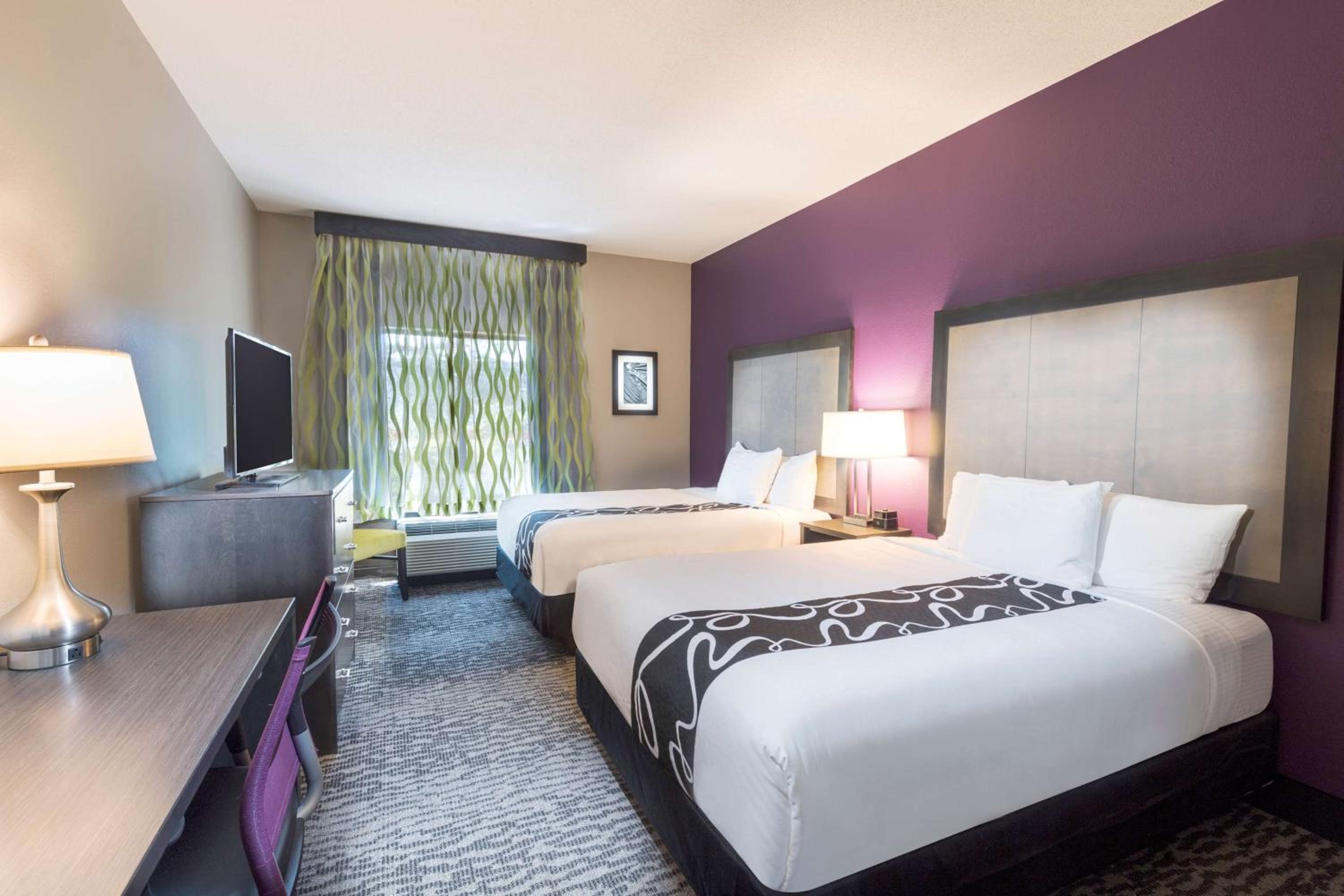 Deluxe Queen Room with Two Queen Beds - Non-Smoking - Photo 4
