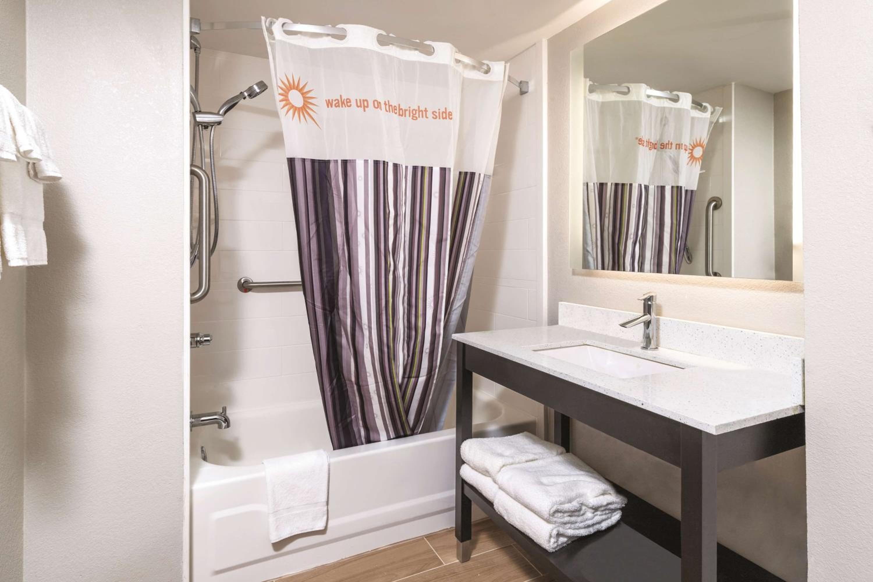 Queen Room with Two Queen Beds - Disability Access/Non-Smoking - Photo 5