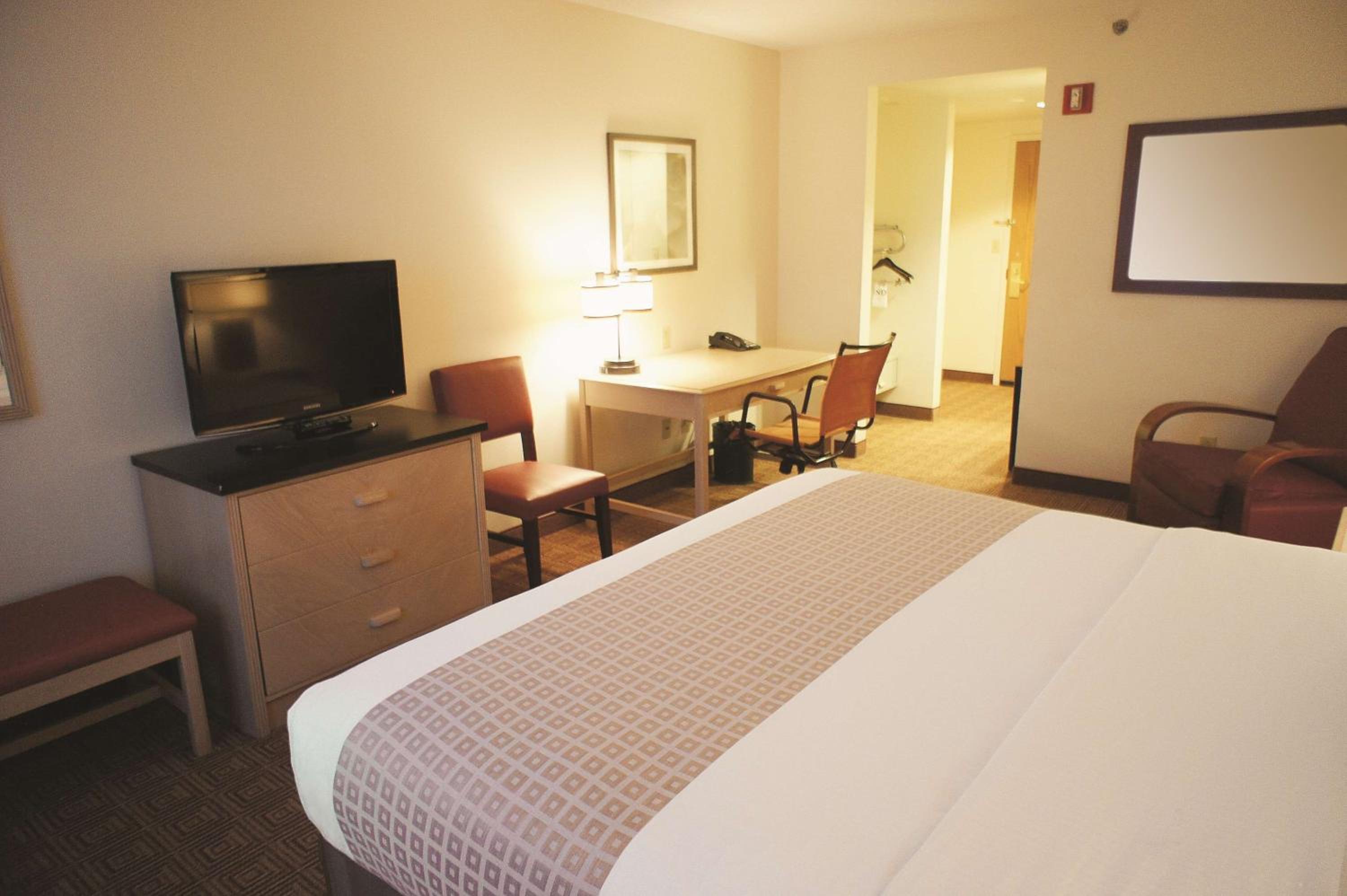 King Room with Bath Tub - Mobility Accessible/Non-Smoking photo 3
