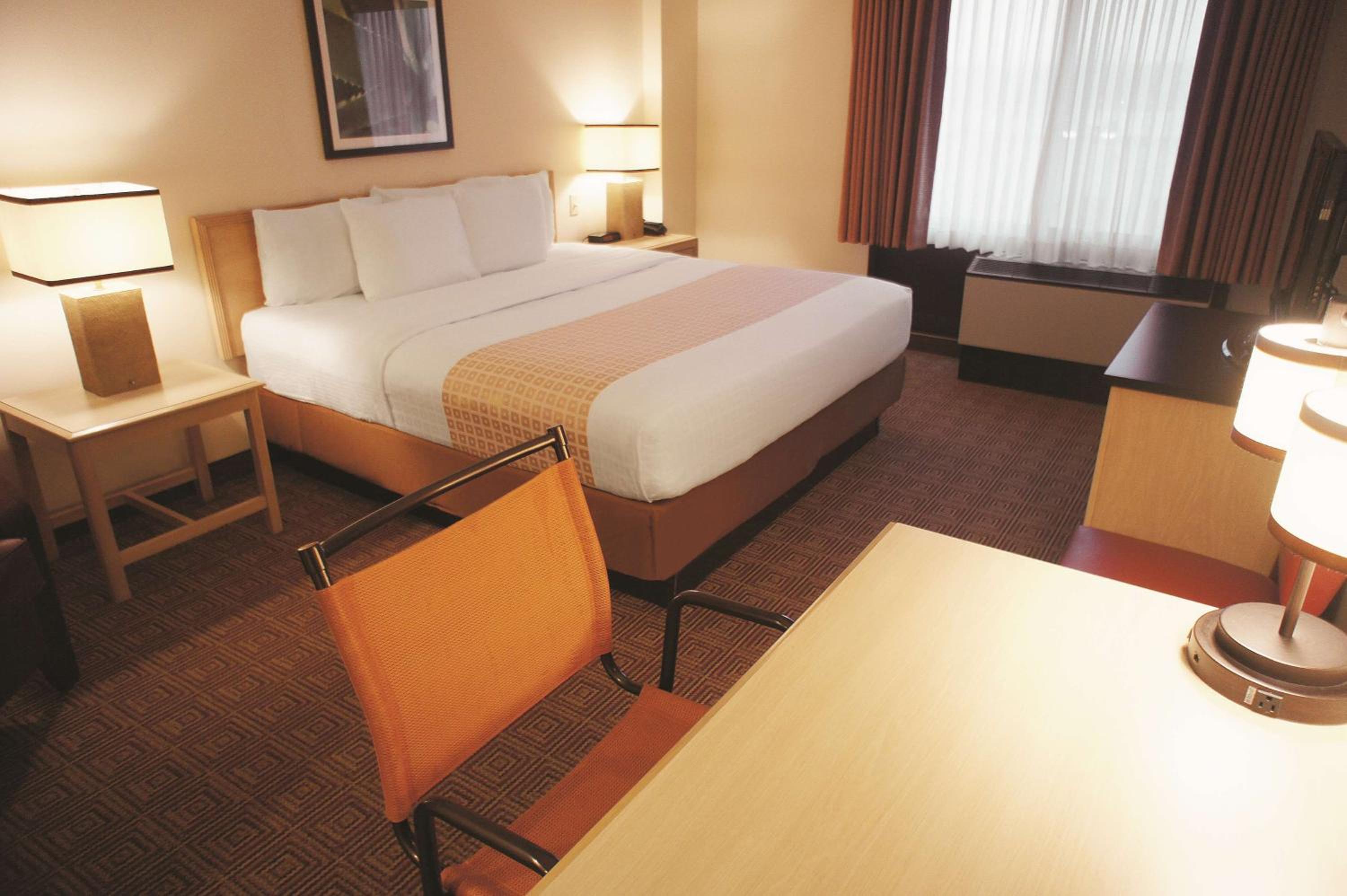 King Room with Bath Tub - Mobility Accessible/Non-Smoking photo 2