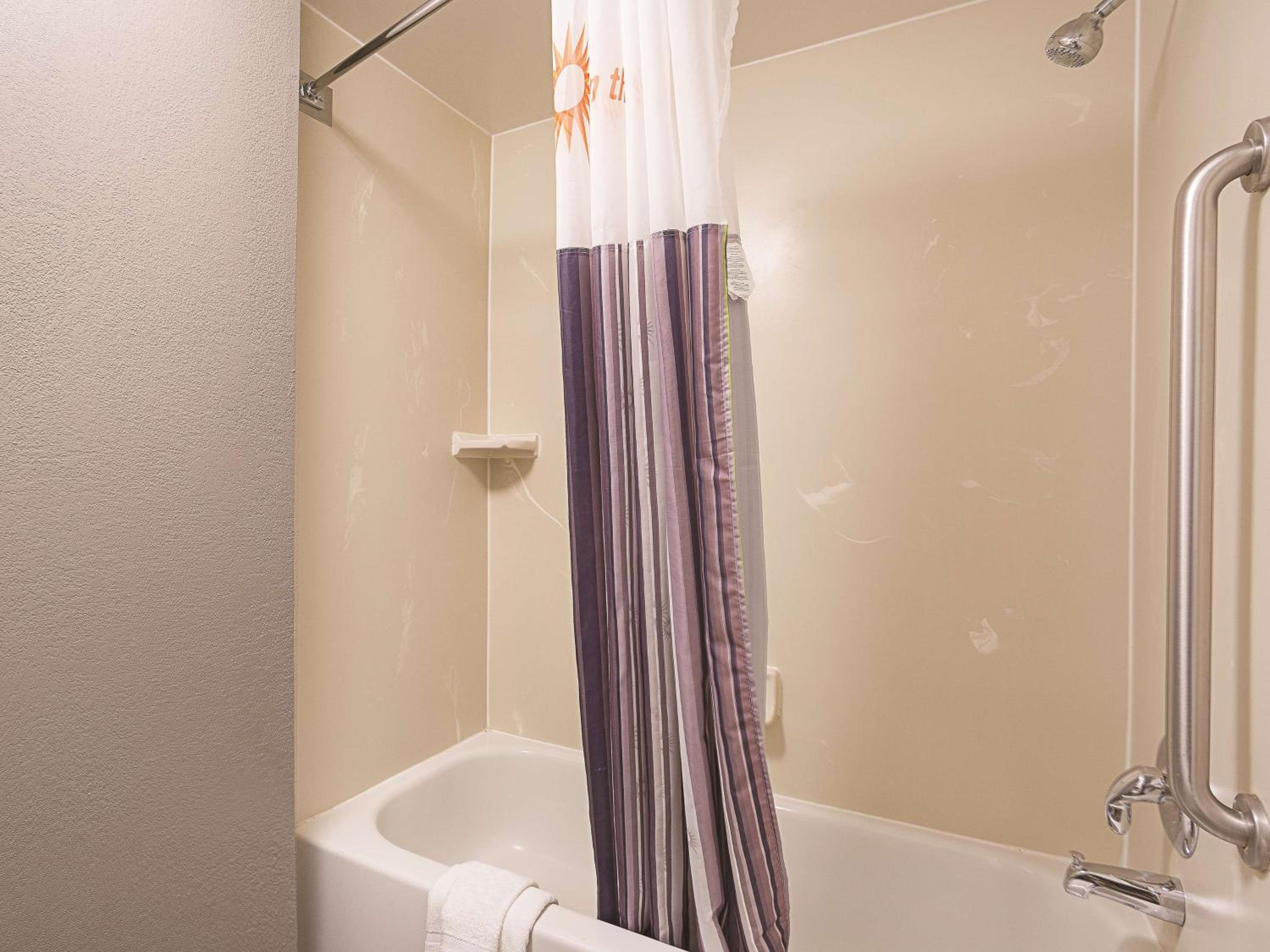 Queen Room - Disability Access - Photo 4