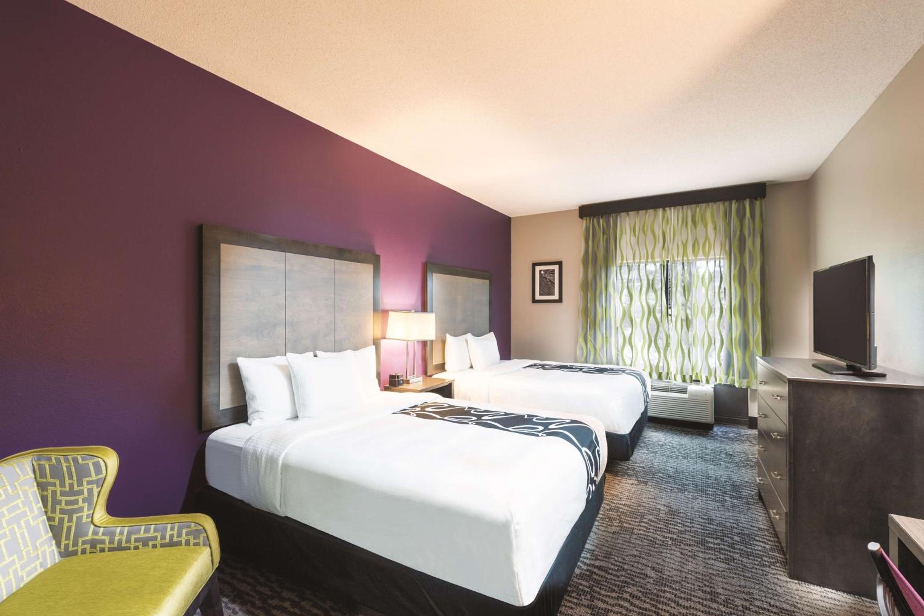 Queen Room with Two Queen Beds - Disability Access/Non-Smoking - Photo 2